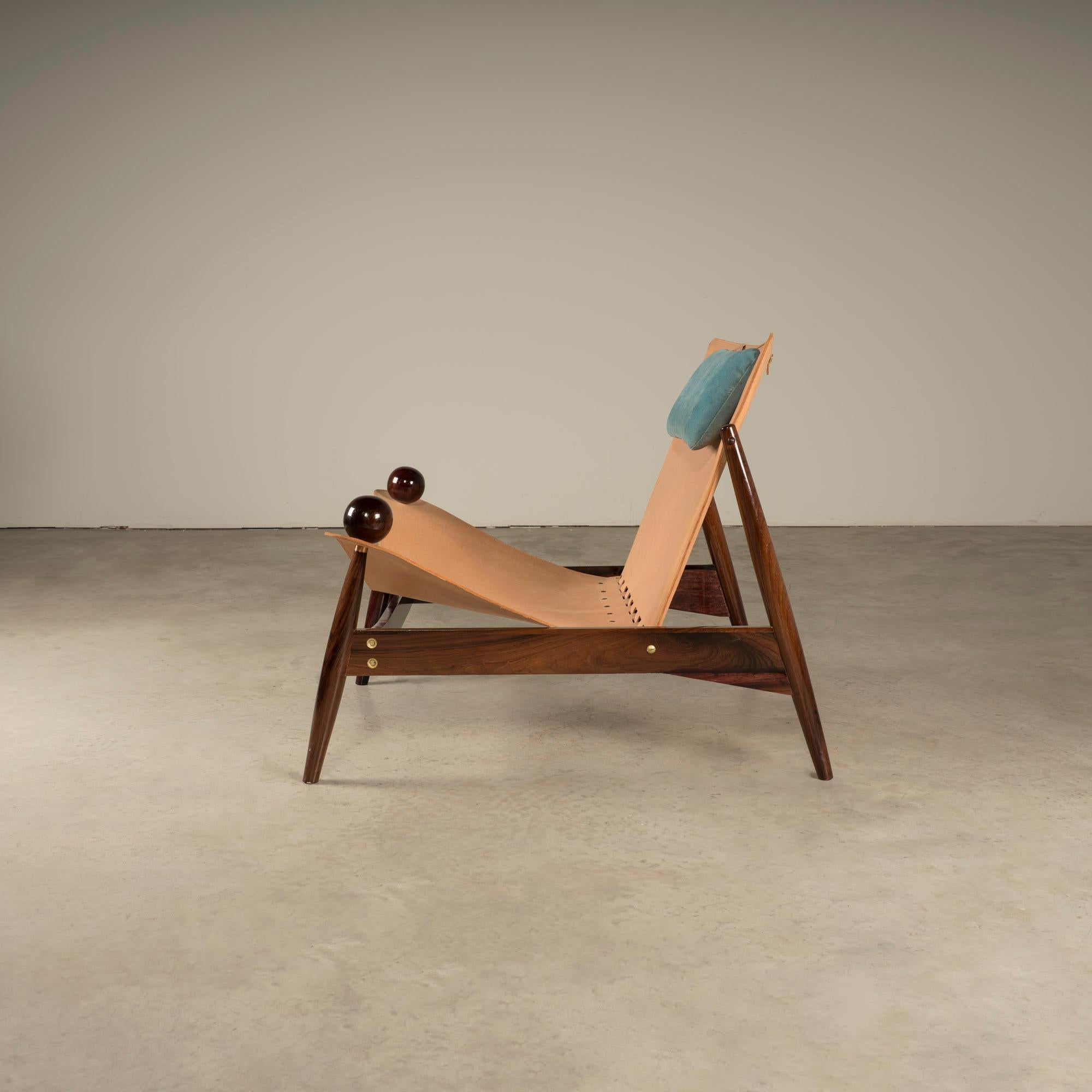 Pair of Lounge Chairs in Hardwood and Leather, Brazilian Mid-century Modern For Sale 2