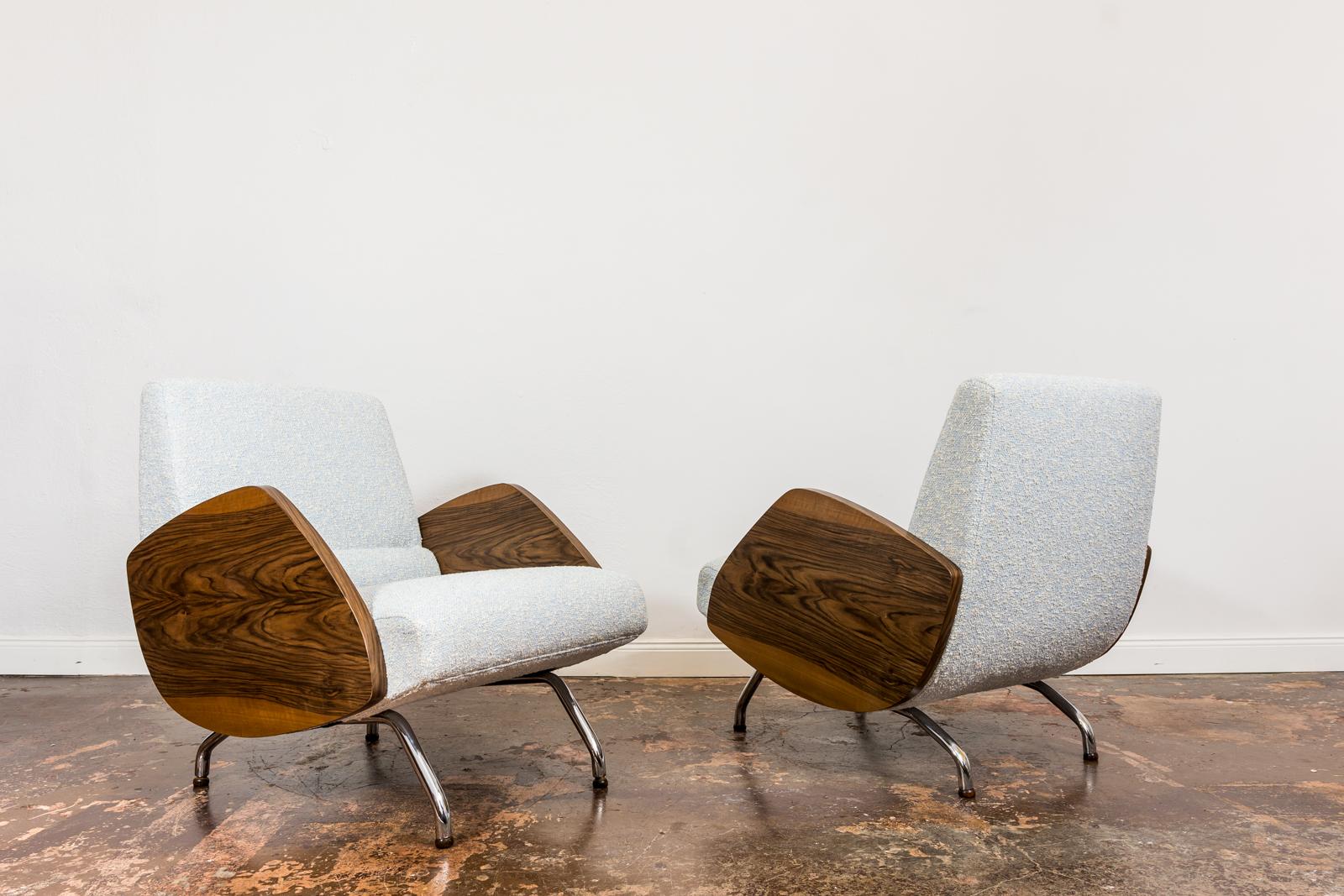 Pair of lounge chairs in Kvadrat/Sahco Boucle 
