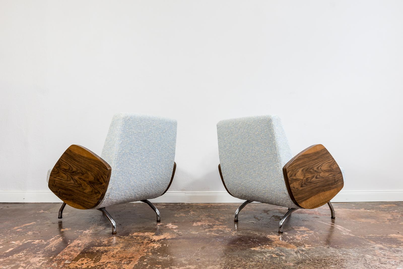 Pair of lounge chairs in Kvadrat/Sahco Boucle 