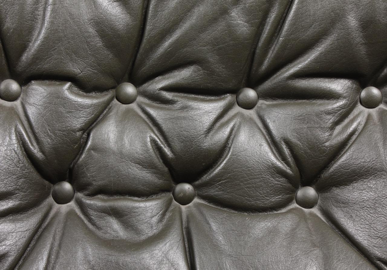 Pair of Lounge Chairs in Leather 3