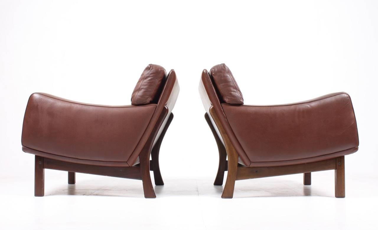 Scandinavian Modern Pair of Lounge Chairs in Leather