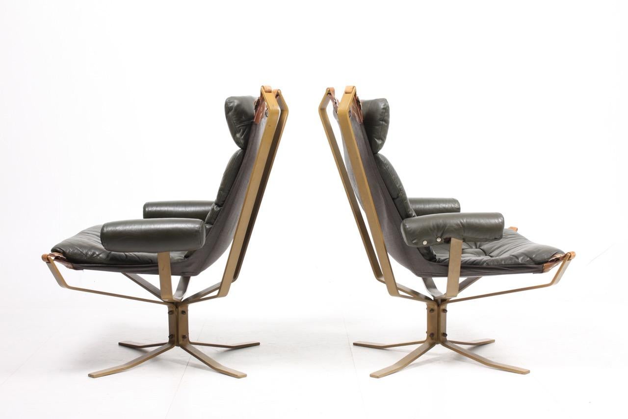 Mid-20th Century Pair of Lounge Chairs in Leather