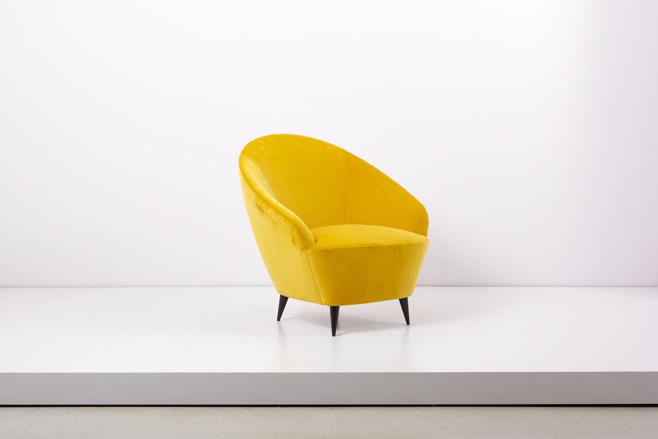 Mid-Century Modern Paire de fauteuils de salon jaunes en velours de coton neuf, Italie, années 1950 en vente