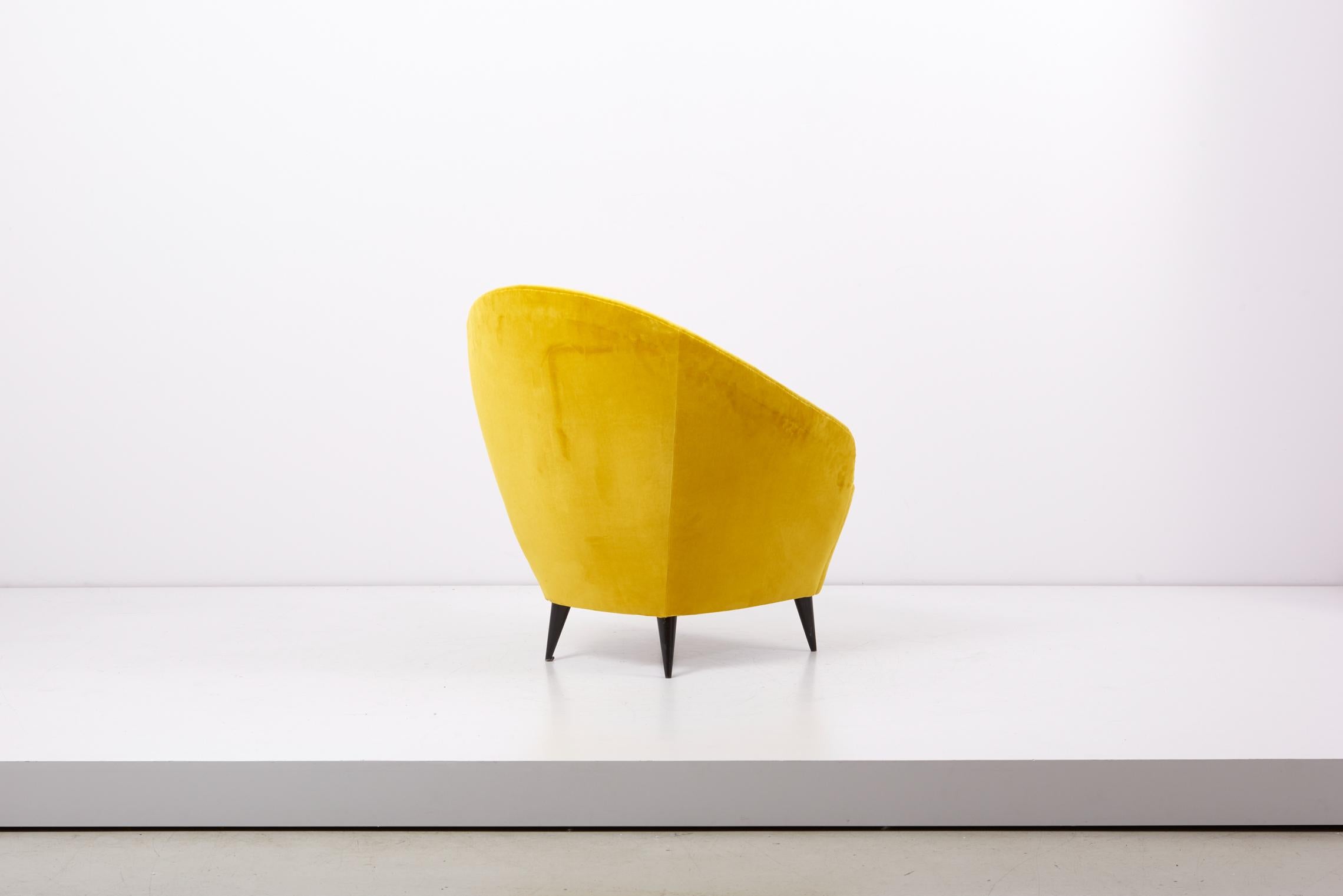 Milieu du XXe siècle Paire de fauteuils de salon jaunes en velours de coton neuf, Italie, années 1950 en vente