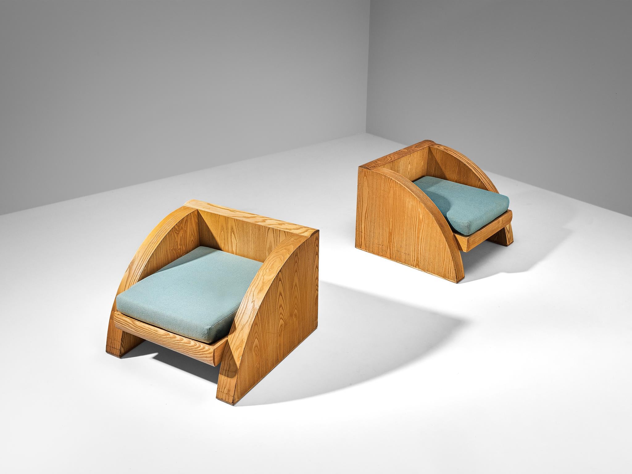 Pair of lounge chairs, oak, fabric, Europe, 1980s

Spectacular pair of well shaped and stylish lounge chairs. This pair of chairs has a pretty unique curved appearance that you do not come across often. The craftsmanship shown in these pieces is