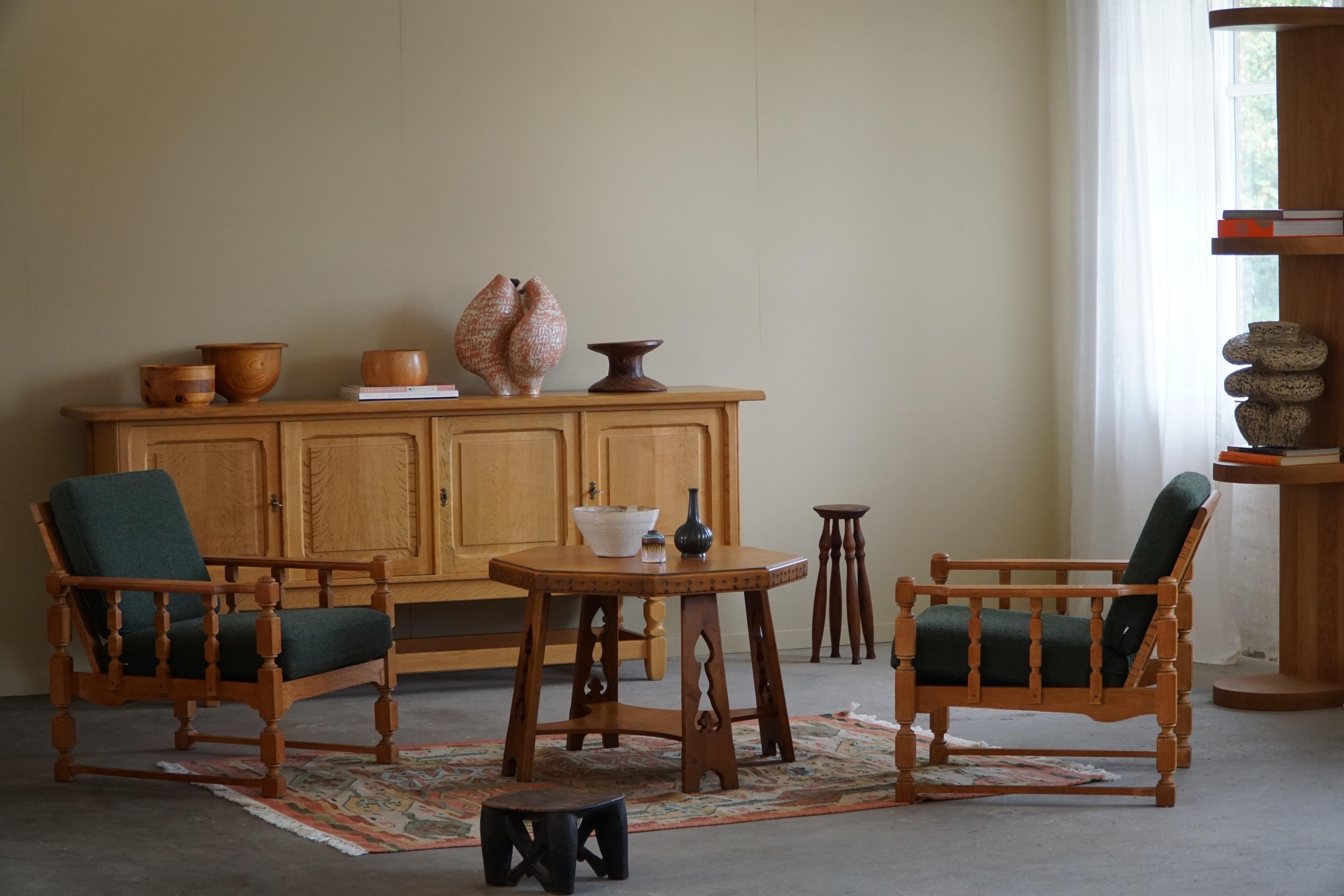 Ein wunderschönes Paar moderner dänischer Loungesessel im Stil von Henning Kjærnulf. Gefertigt aus Eiche und neu gepolstert mit feinem grünen Bouclé. Hergestellt in den 1960er Jahren von einem dänischen Möbelschreiner. Der Gesamteindruck ist