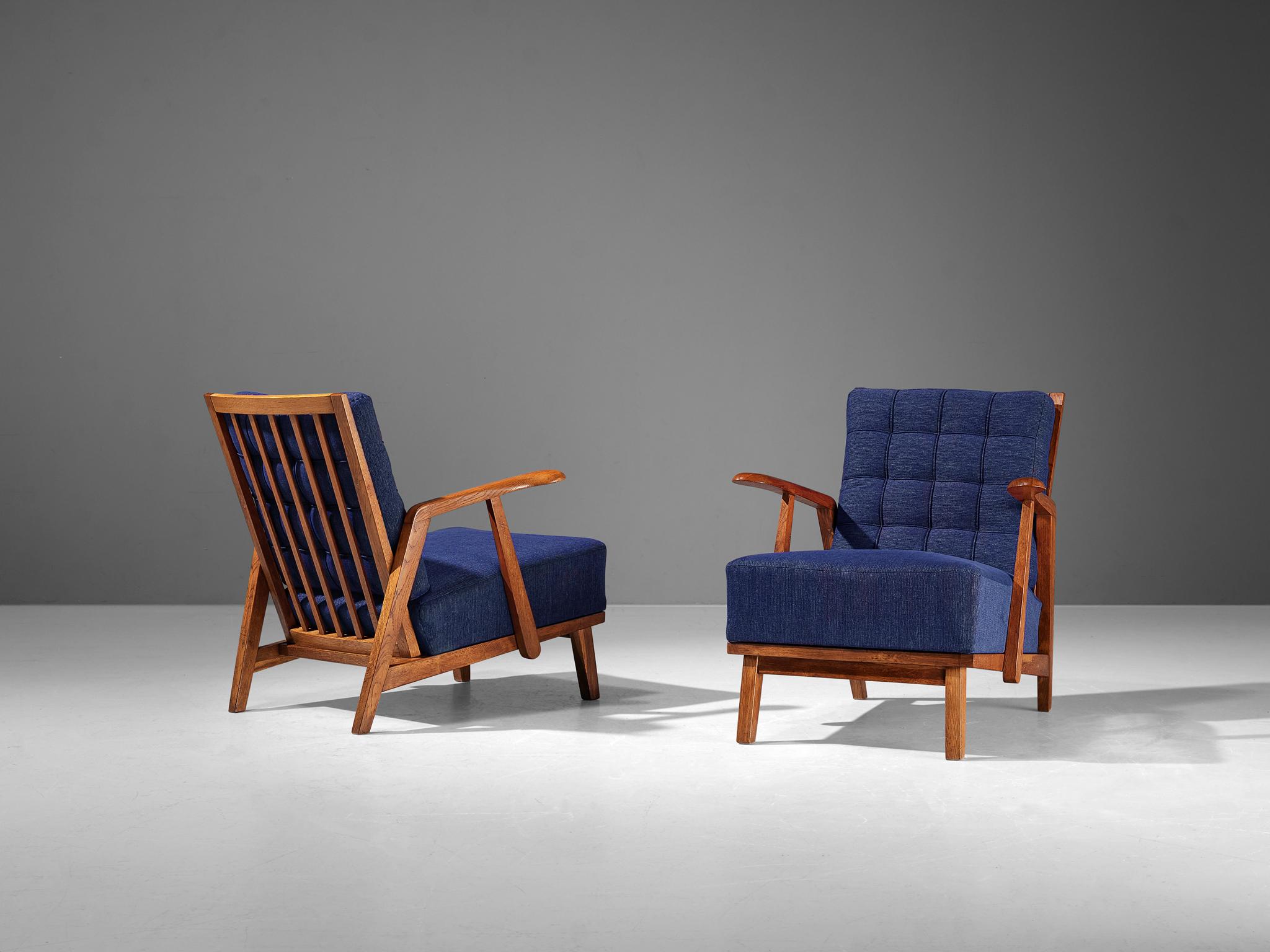 Paire de chaises longues, chêne, tissu, République tchèque, années 1950

Ces chaises longues magnifiquement conçues présentent une construction remarquable grâce aux éléments sculptés que l'on peut discerner dans le cadre en bois. Les accoudoirs