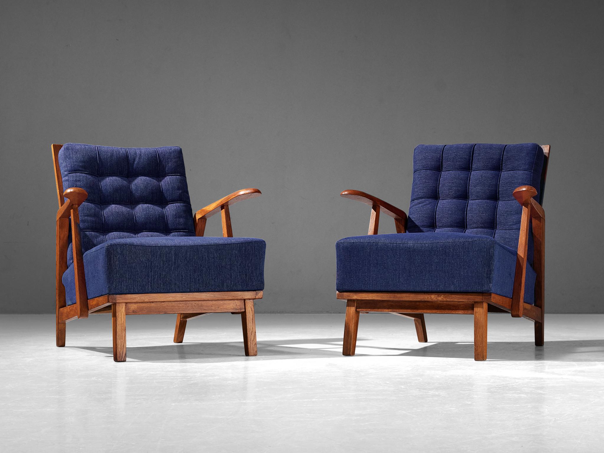 Mid-Century Modern Paire de chaises longues en chêne avec dossiers à lattes et tissu d'ameublement bleu foncé  en vente