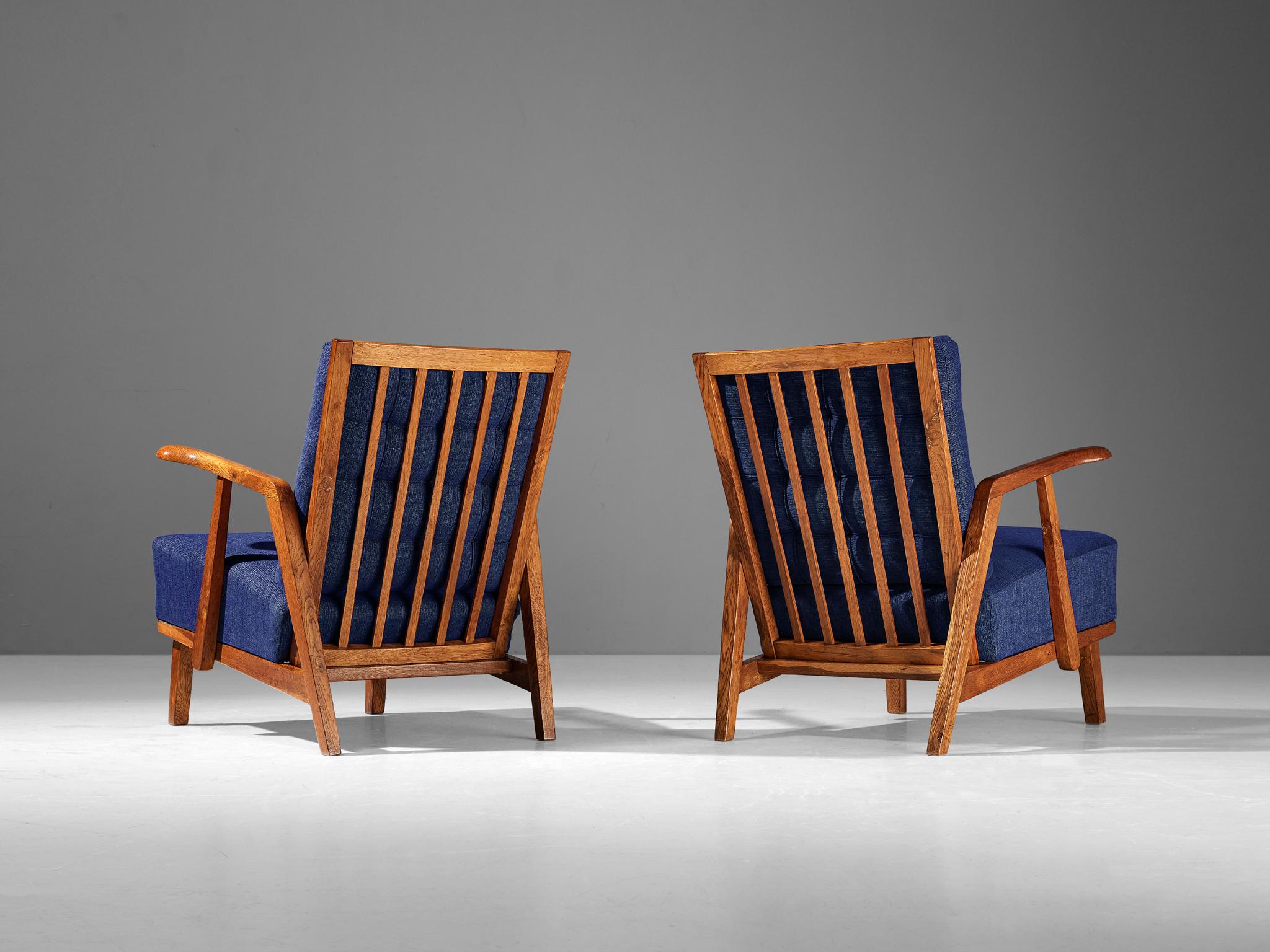 Milieu du XXe siècle Paire de chaises longues en chêne avec dossiers à lattes et tissu d'ameublement bleu foncé  en vente