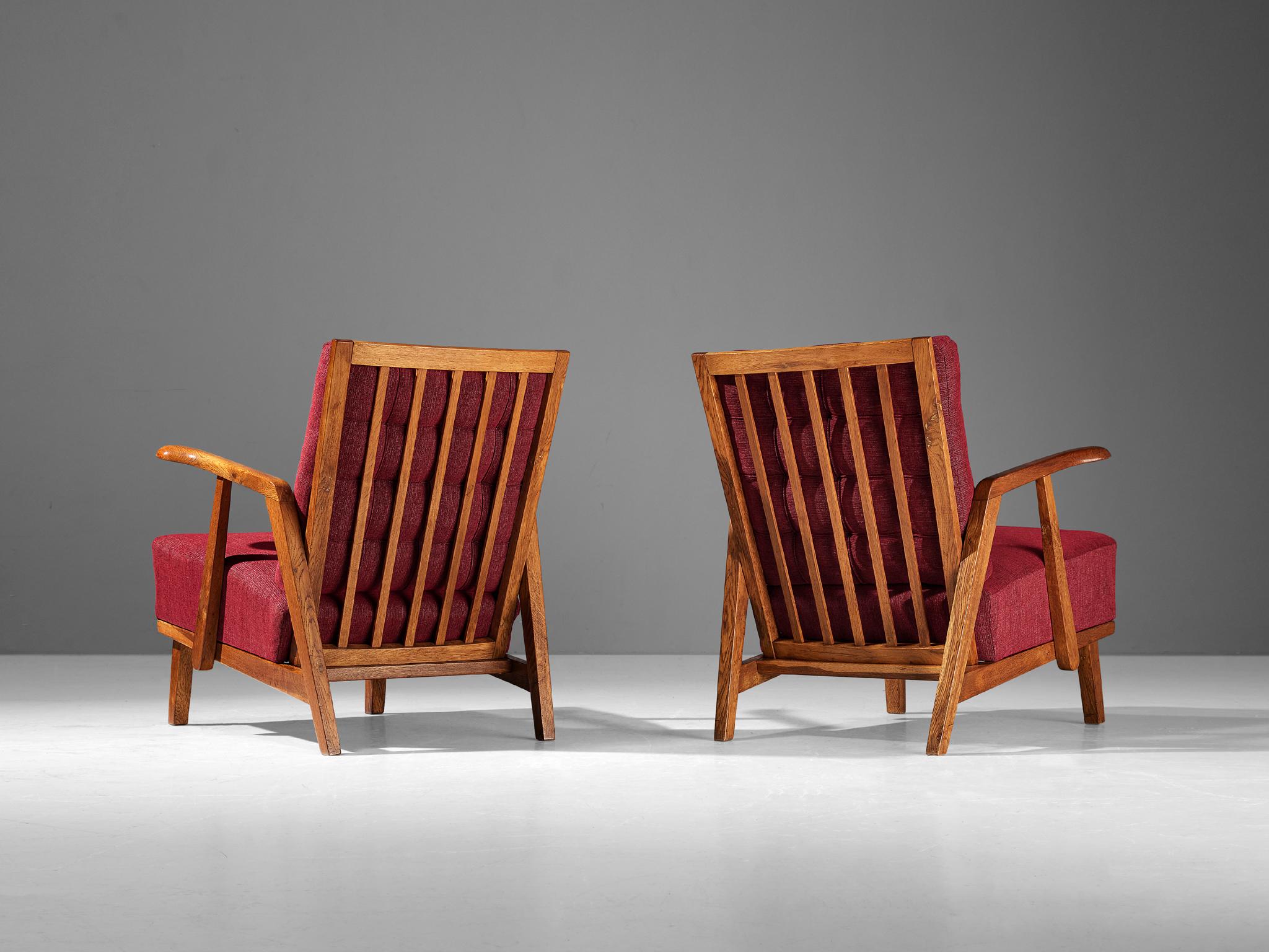 Mid-20th Century Pair of Lounge Chairs in Oak With Slatted Backs in Red Upholstery 