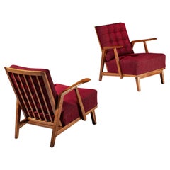 Paire de chaises longues en chêne avec dossiers à lattes et tapisserie rouge 