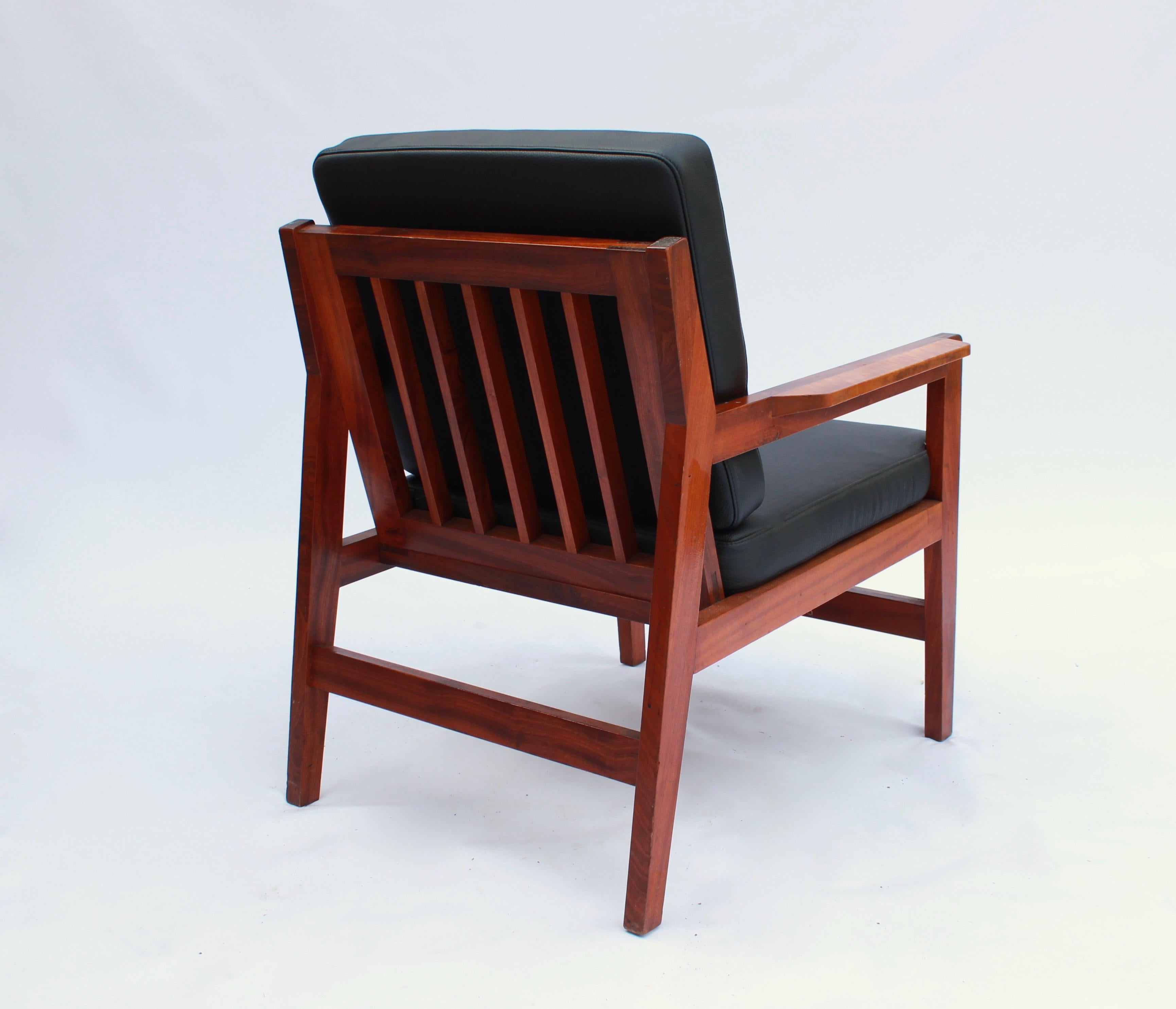 Poli Paire de fauteuils de salon en bois poli de design danois, années 1960 en vente