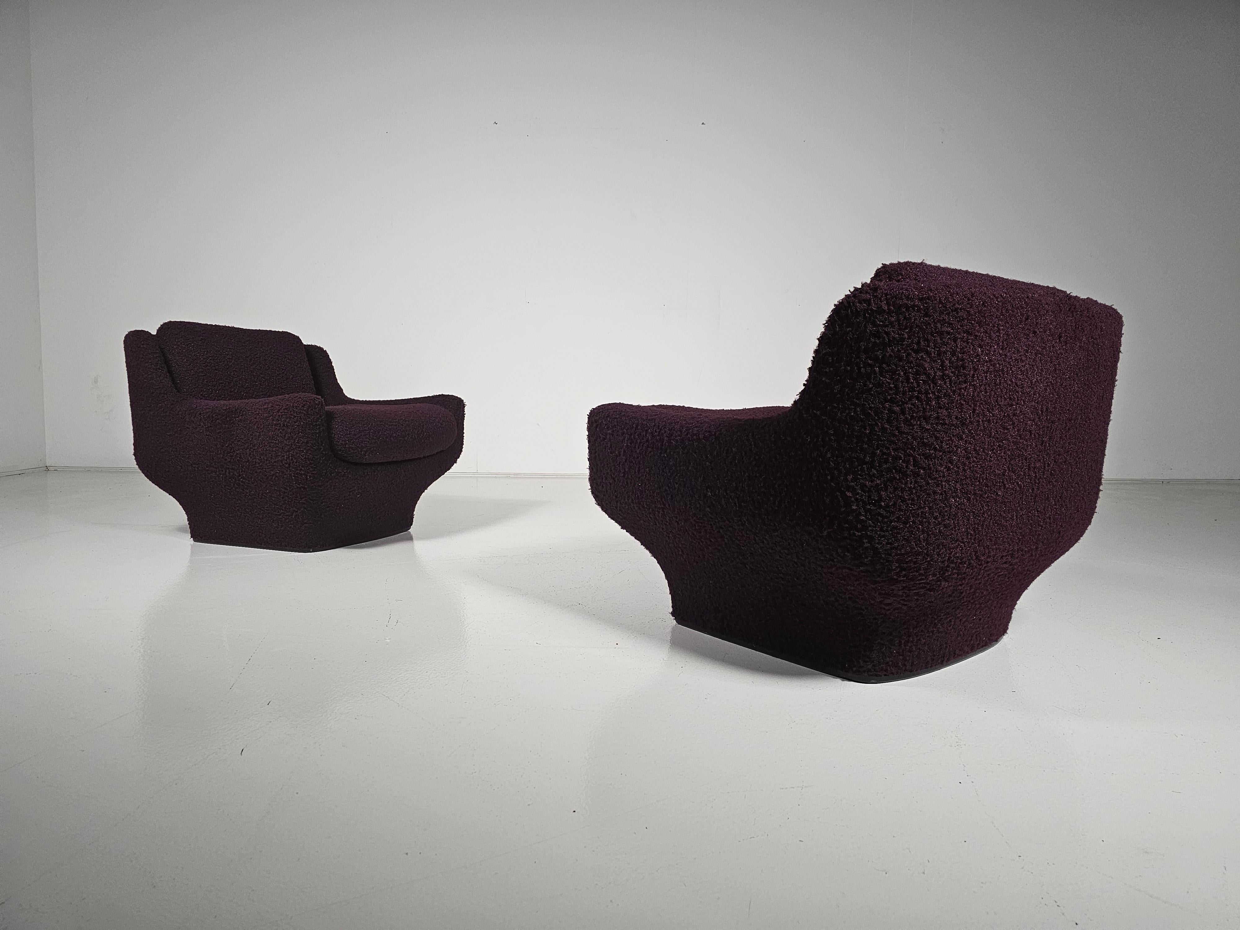 Mid-Century Modern Pair of lounge chairs in purple bouclé, Airborne International, 1970s For Sale