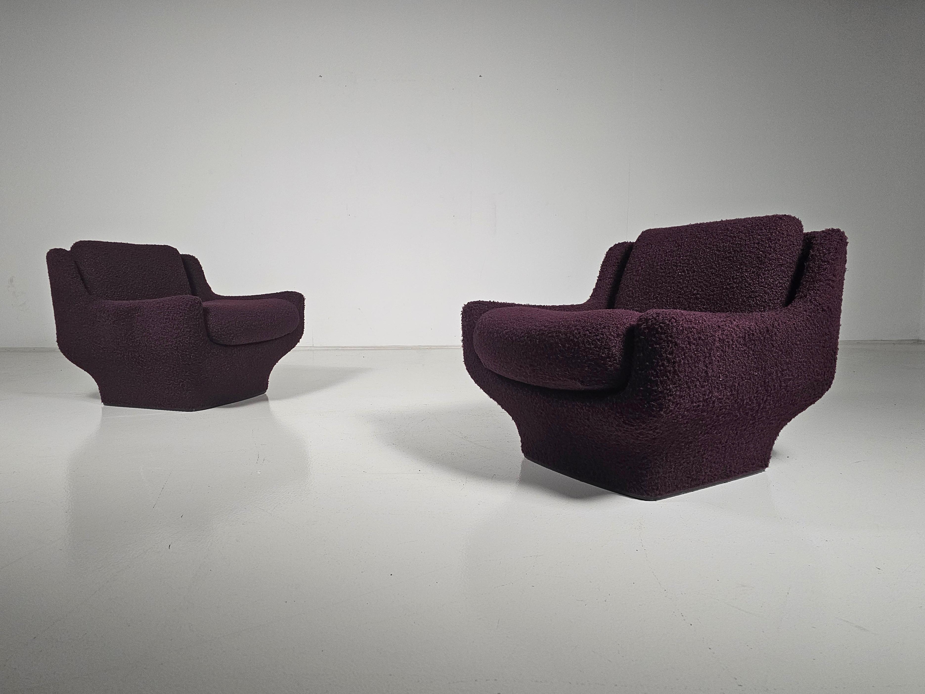 French Pair of lounge chairs in purple bouclé, Airborne International, 1970s For Sale