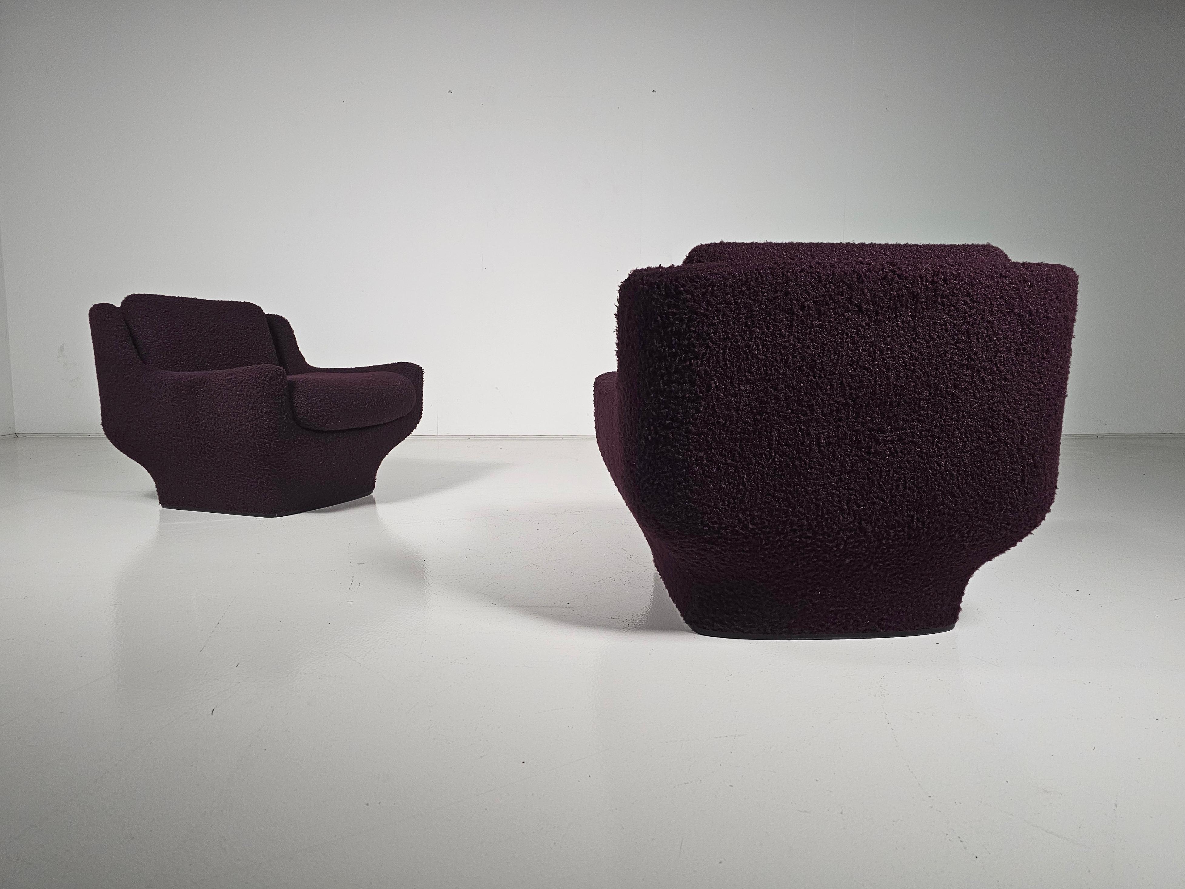 Pair of lounge chairs in purple bouclé, Airborne International, 1970s In Good Condition For Sale In amstelveen, NL