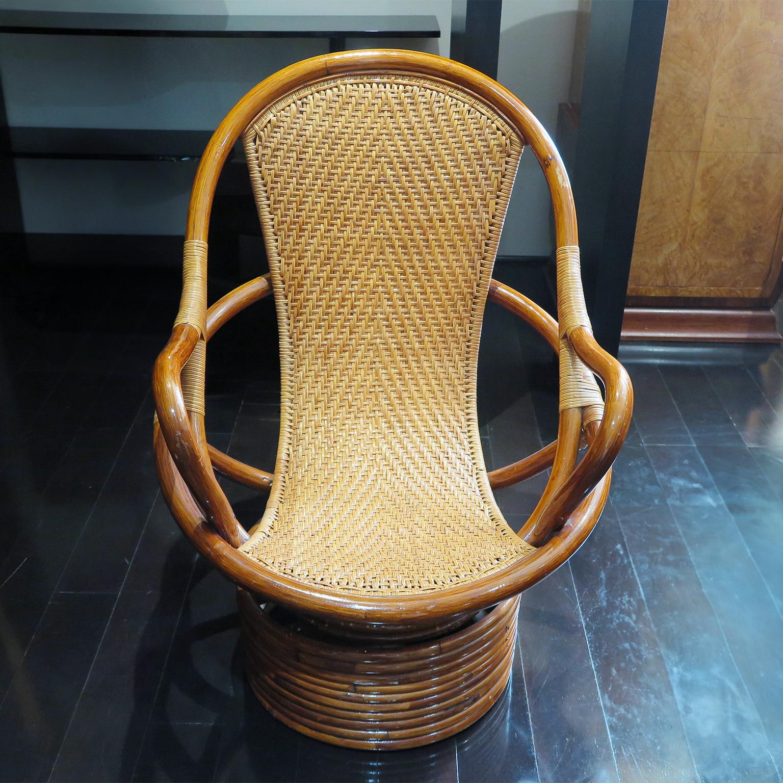 Paar Rattanstühle des späten 20. Jahrhunderts.  Diese Stühle bestehen aus einem geschwungenen Bambusrahmen mit glänzender Oberfläche und einer Sitzfläche und Rückenlehne aus Rattan.  Der Sockel verfügt über eine Drehfunktion.  Toller
