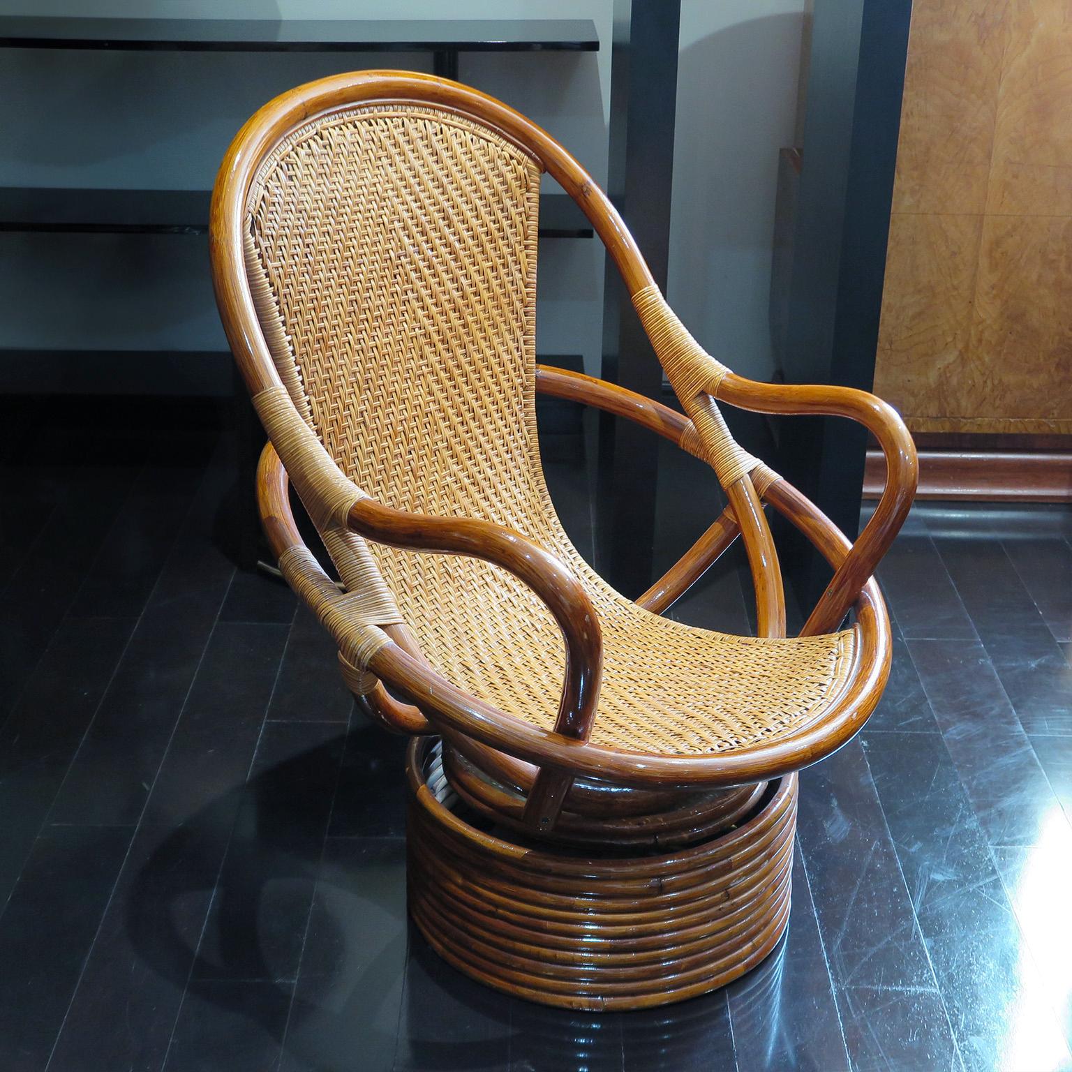 Mid-Century Modern Pair of Lounge Chairs in Ratan Seat with Swivel Base, USA Late 20th Century For Sale