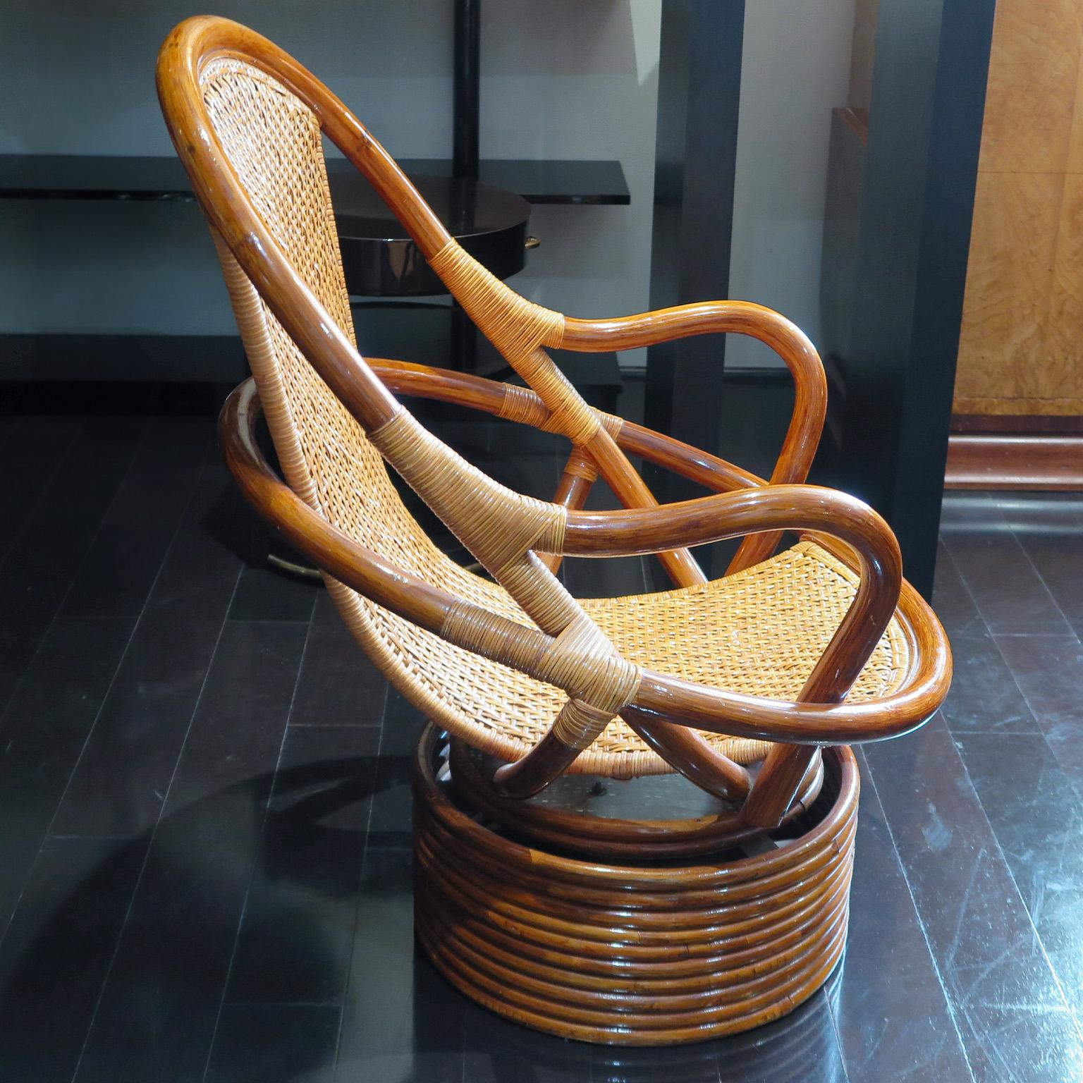 Paar Loungesessel aus Ratan mit drehbarem Sitz und drehbarem Untergestell, USA, spätes 20. Jahrhundert (amerikanisch) im Angebot