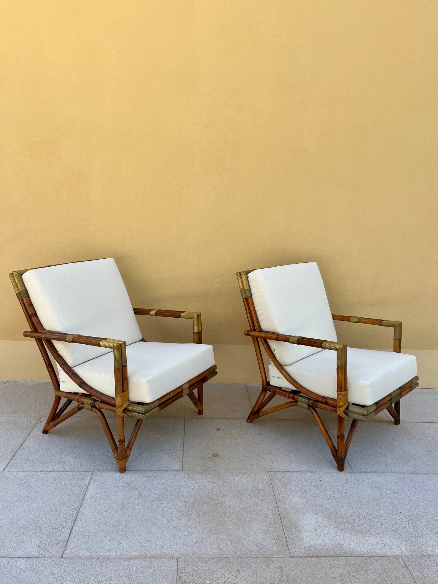 Pair of lounge chairs set in 