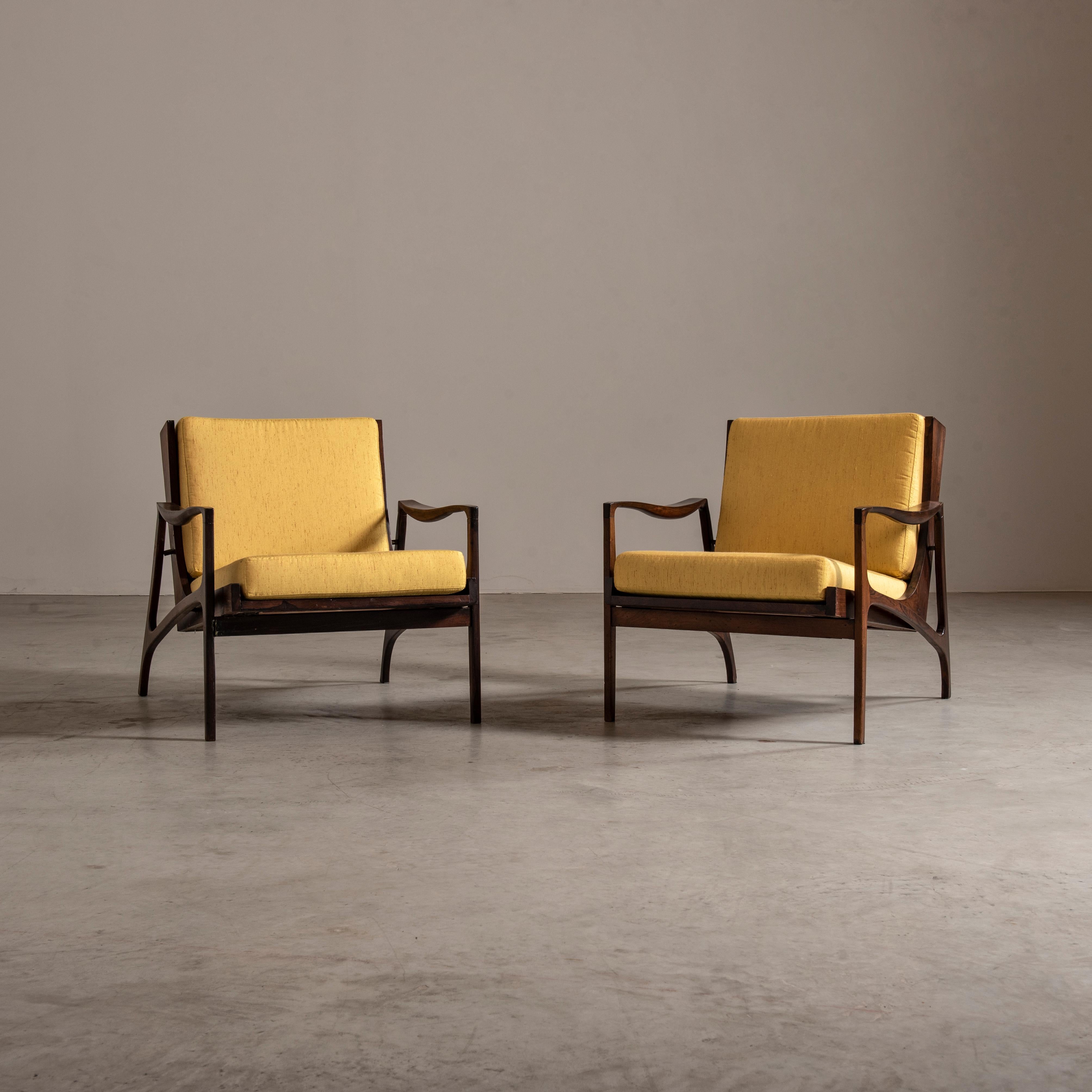 Diese sorgfältig aus massivem brasilianischem Hartholz gefertigten Stühle strahlen Eleganz und Raffinesse aus. Kürzlich mit einem atemberaubenden gelben Stoff neu bezogen, bieten sie einen lebendigen Farbakzent, der jedes Interieur mühelos