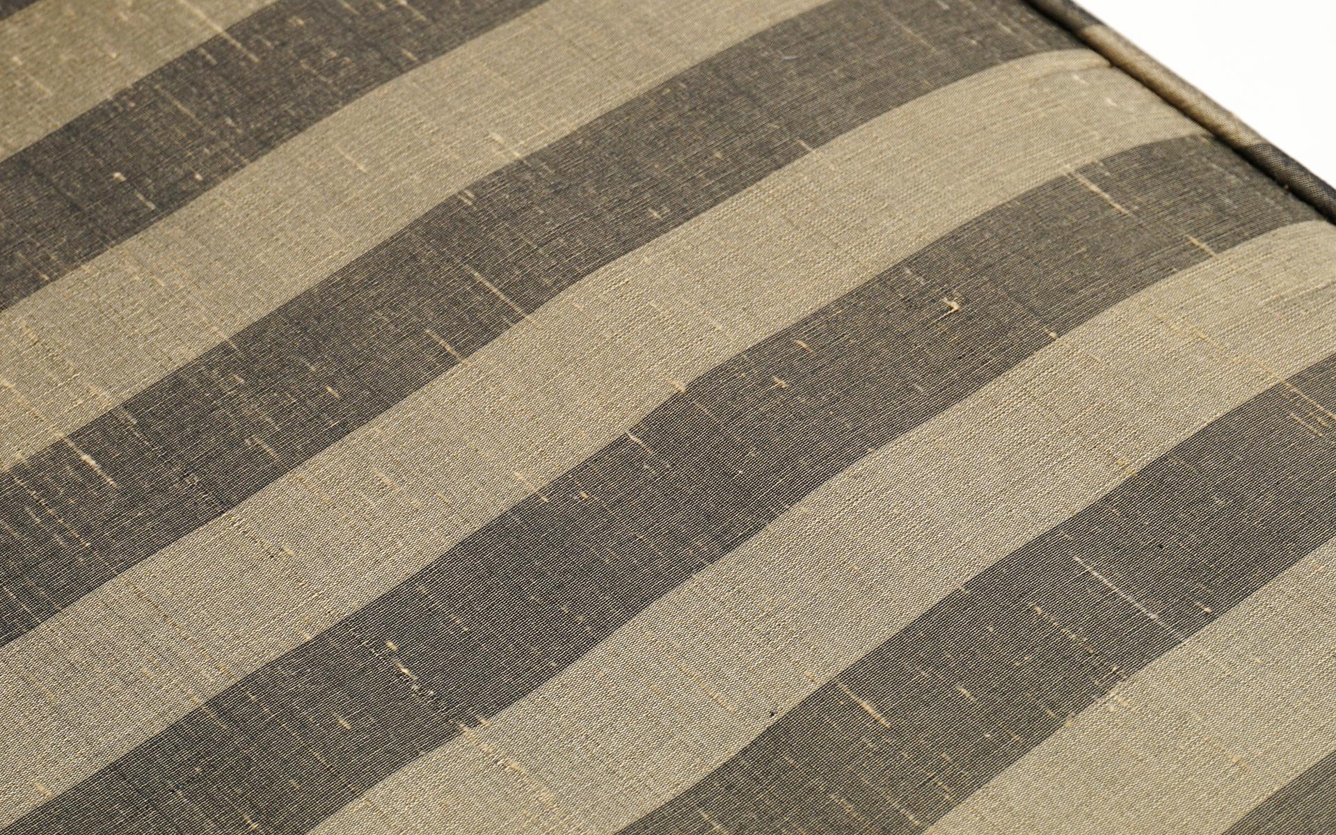 Paar Loungesessel mit braunen und grauen Streifen im Stil von Dunbar im Angebot 3