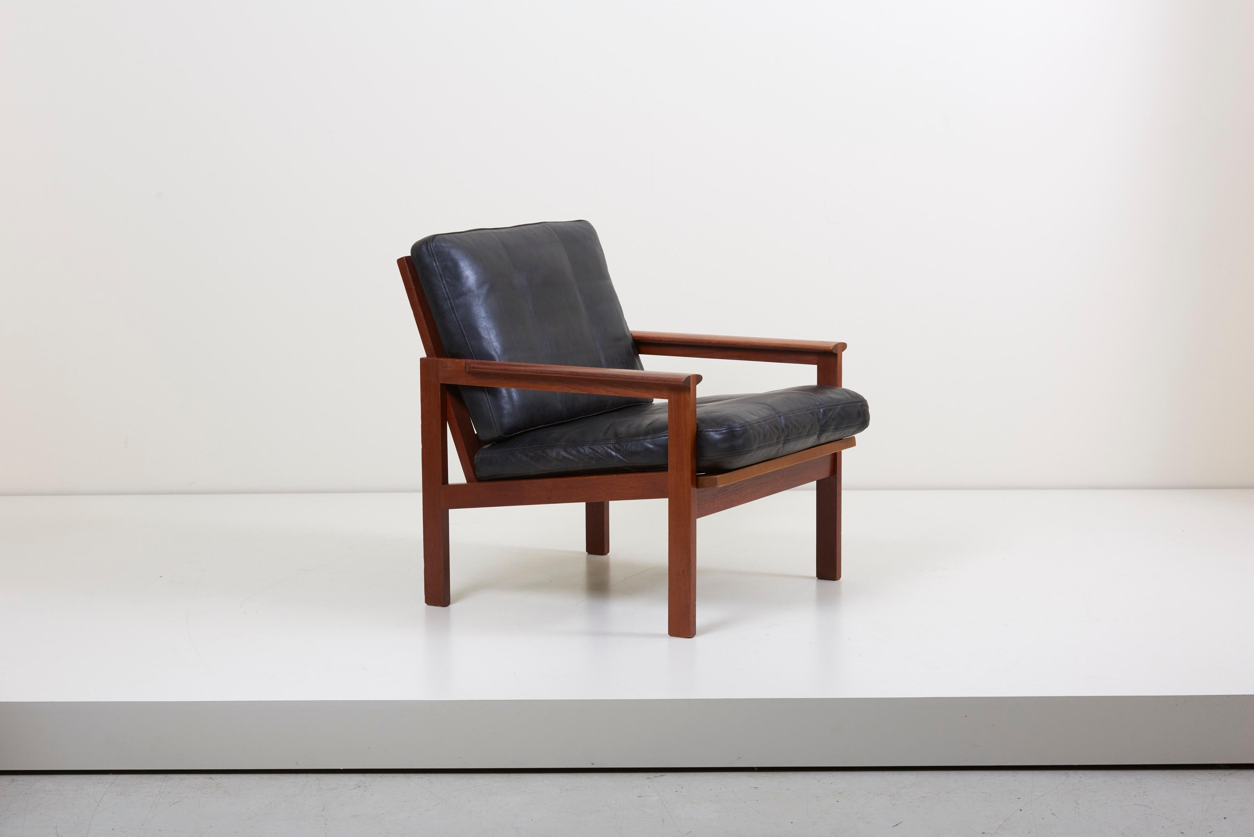 Scandinavian Modern Pair of Lounge Chairs in Teak and Leather by Danish Architect Illum Wikkelsø