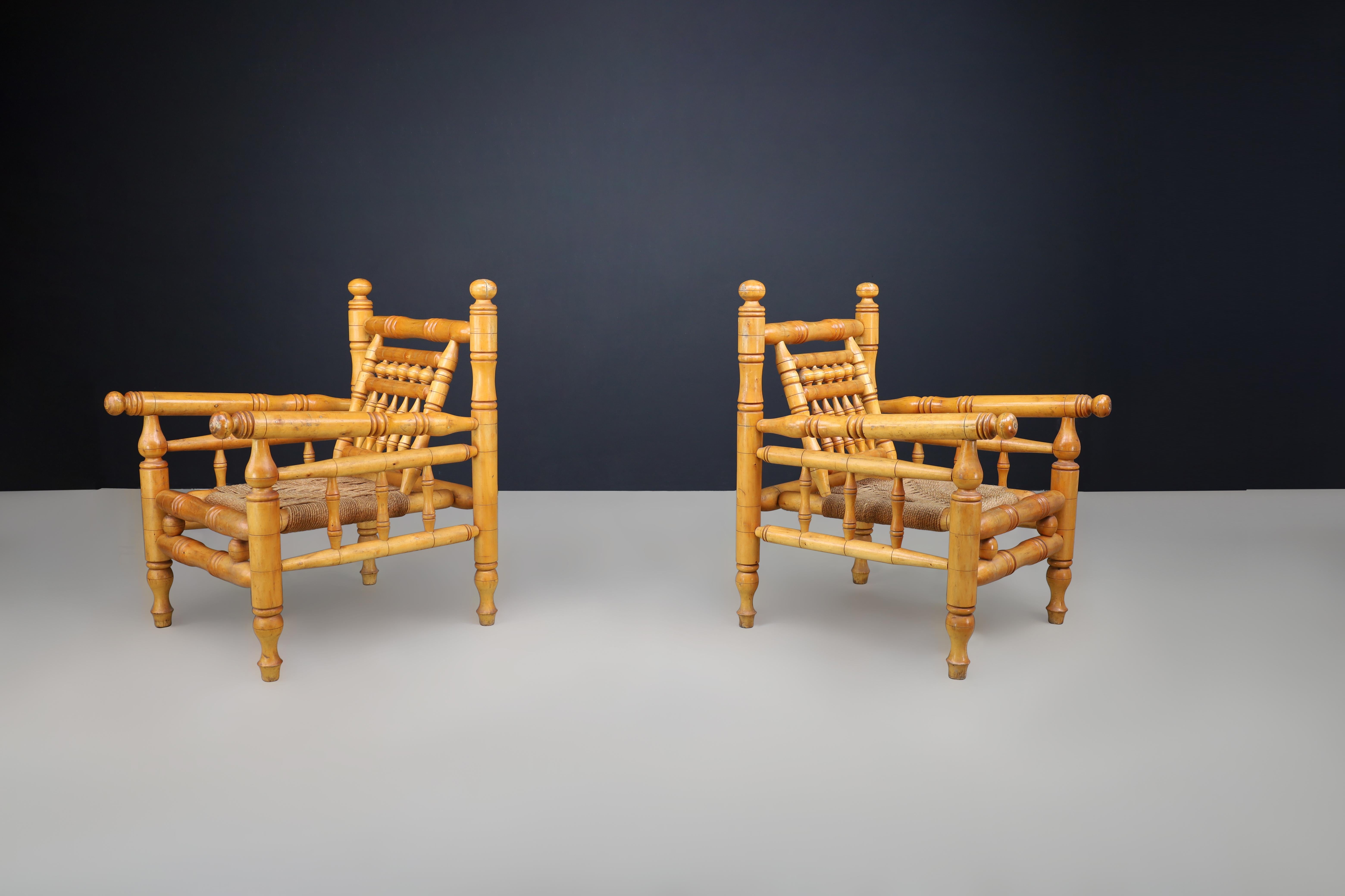 Coppia di sedie da salotto nello stile di Adrien Audoux e Frida Minnet, Francia, anni '50

Questa affascinante coppia di sedie lounge con schienale a fuso, realizzate in Francia negli anni '50, riflettono magnificamente il modernismo rustico