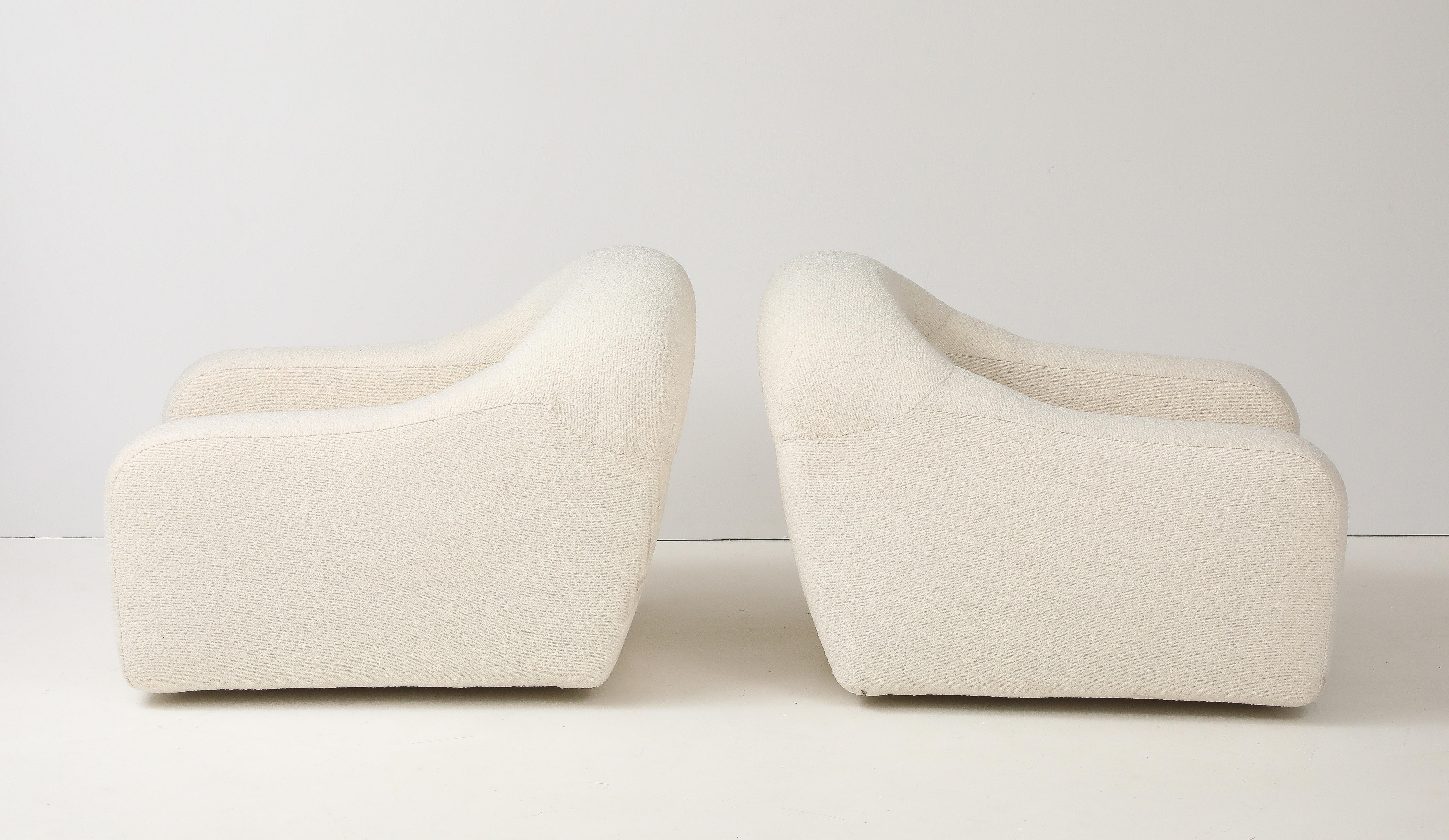 Paire de chaises de salon remarquables dans le style du designer George Bighinello pour Eurosalotto. Ce modèle sculptural présente une silhouette basse avec un dossier continu et arrondi et des accoudoirs intégrés. Nouvellement fabriqué à la main et