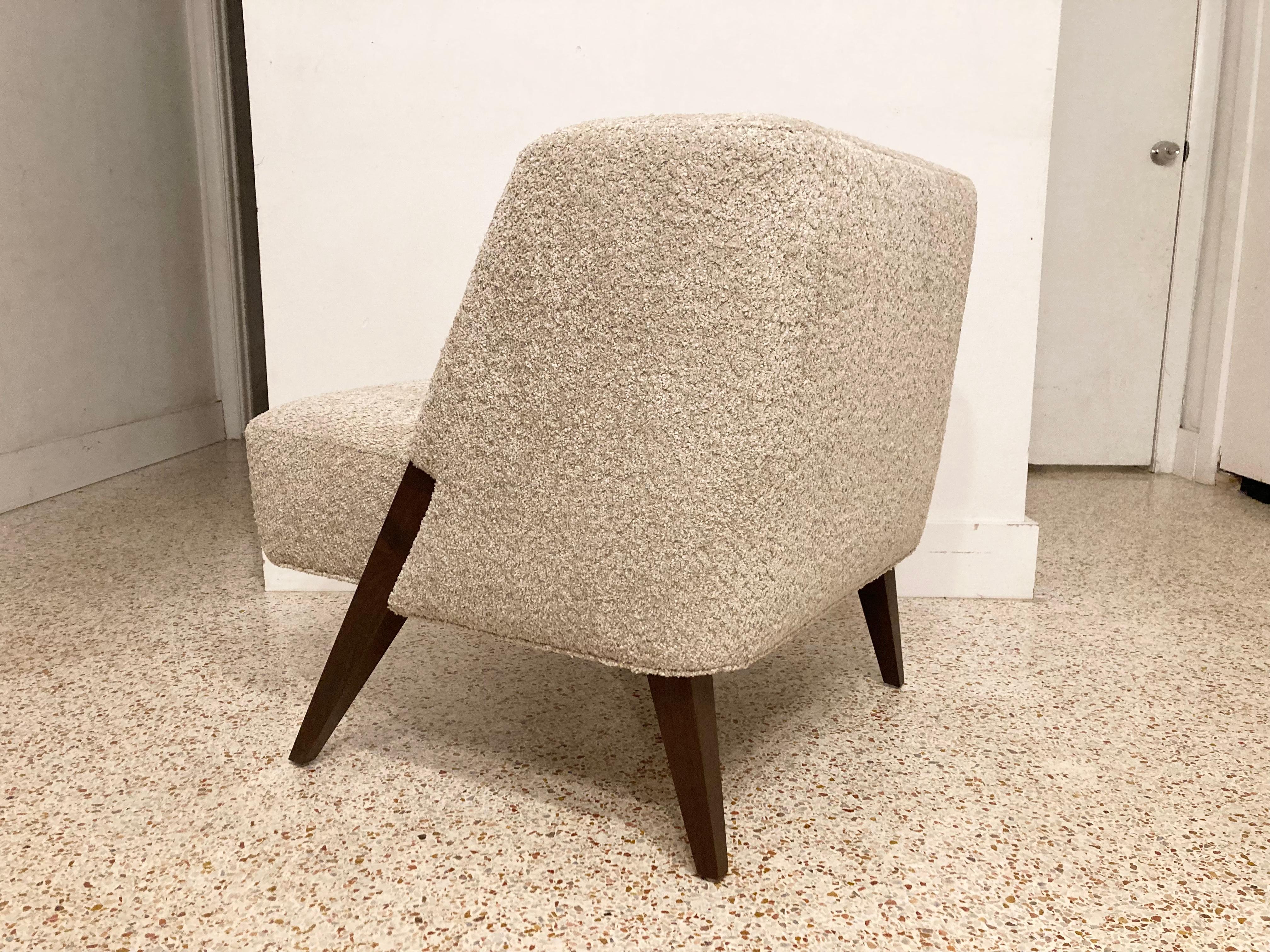 Pair of Lounge Chairs Attributed to Gio Ponti, Walnut and Bouclé Fabric 4