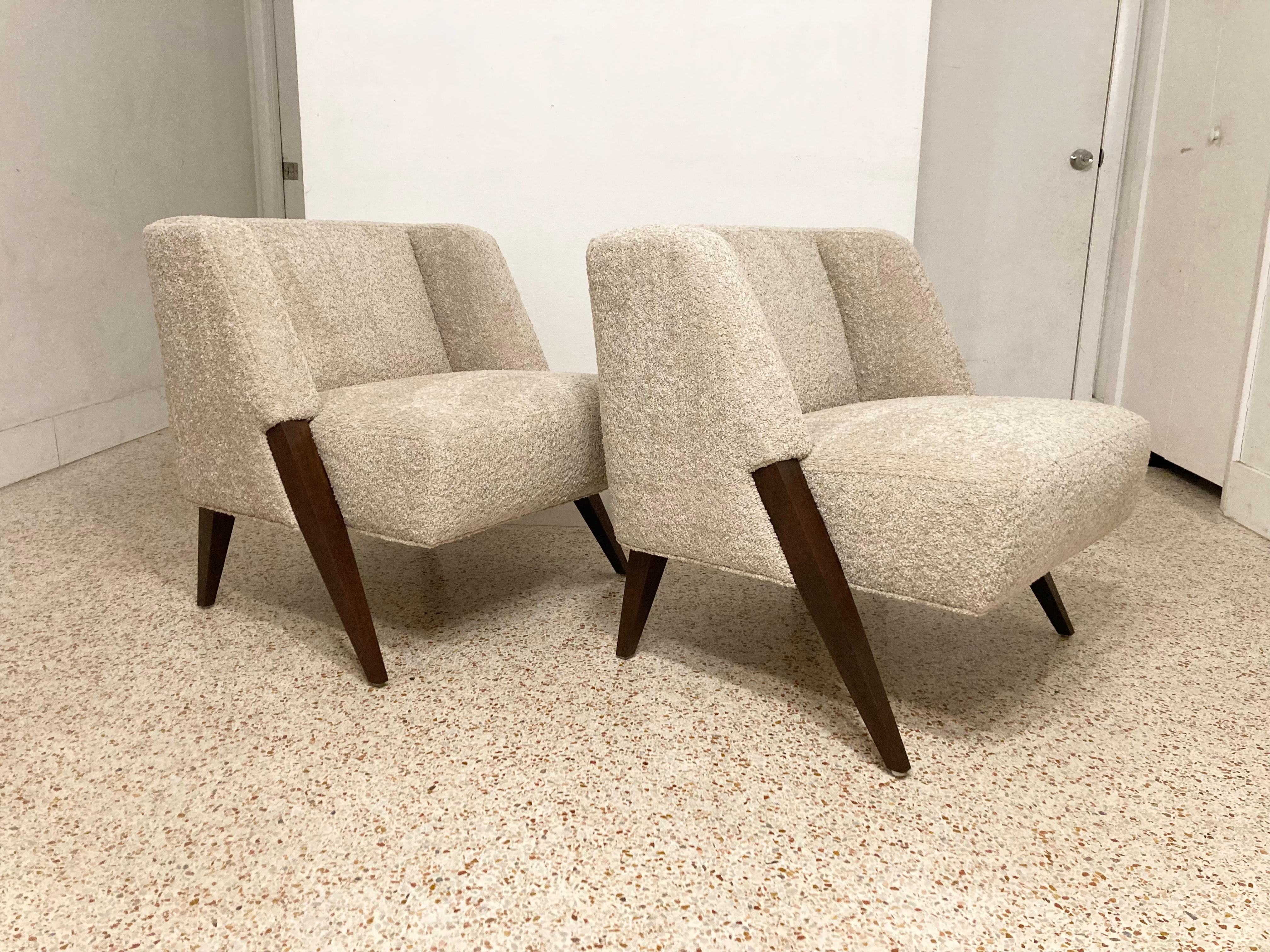 Pair of Lounge Chairs Attributed to Gio Ponti, Walnut and Bouclé Fabric 5