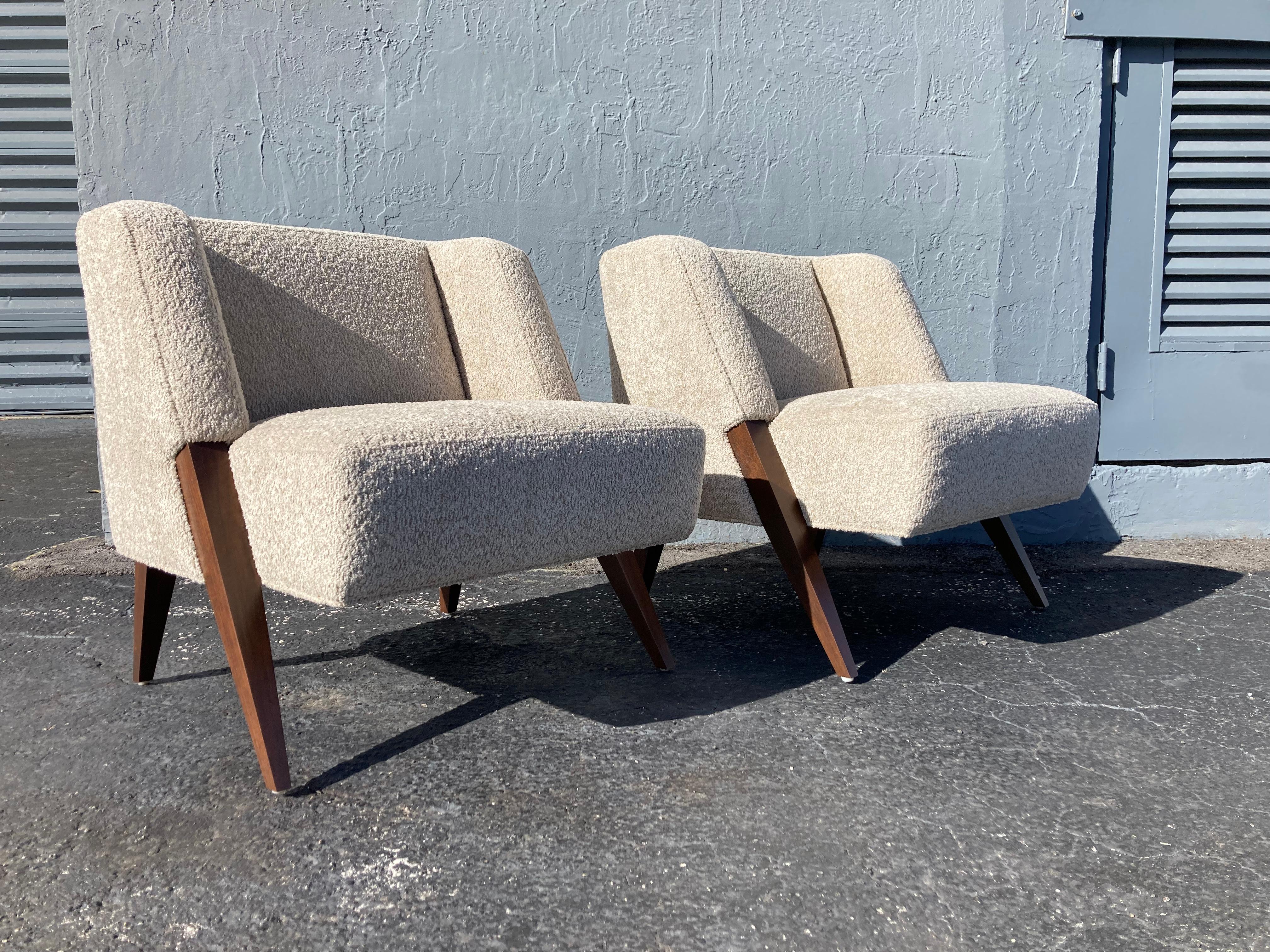 Pair of Lounge Chairs Attributed to Gio Ponti, Walnut and Bouclé Fabric 7