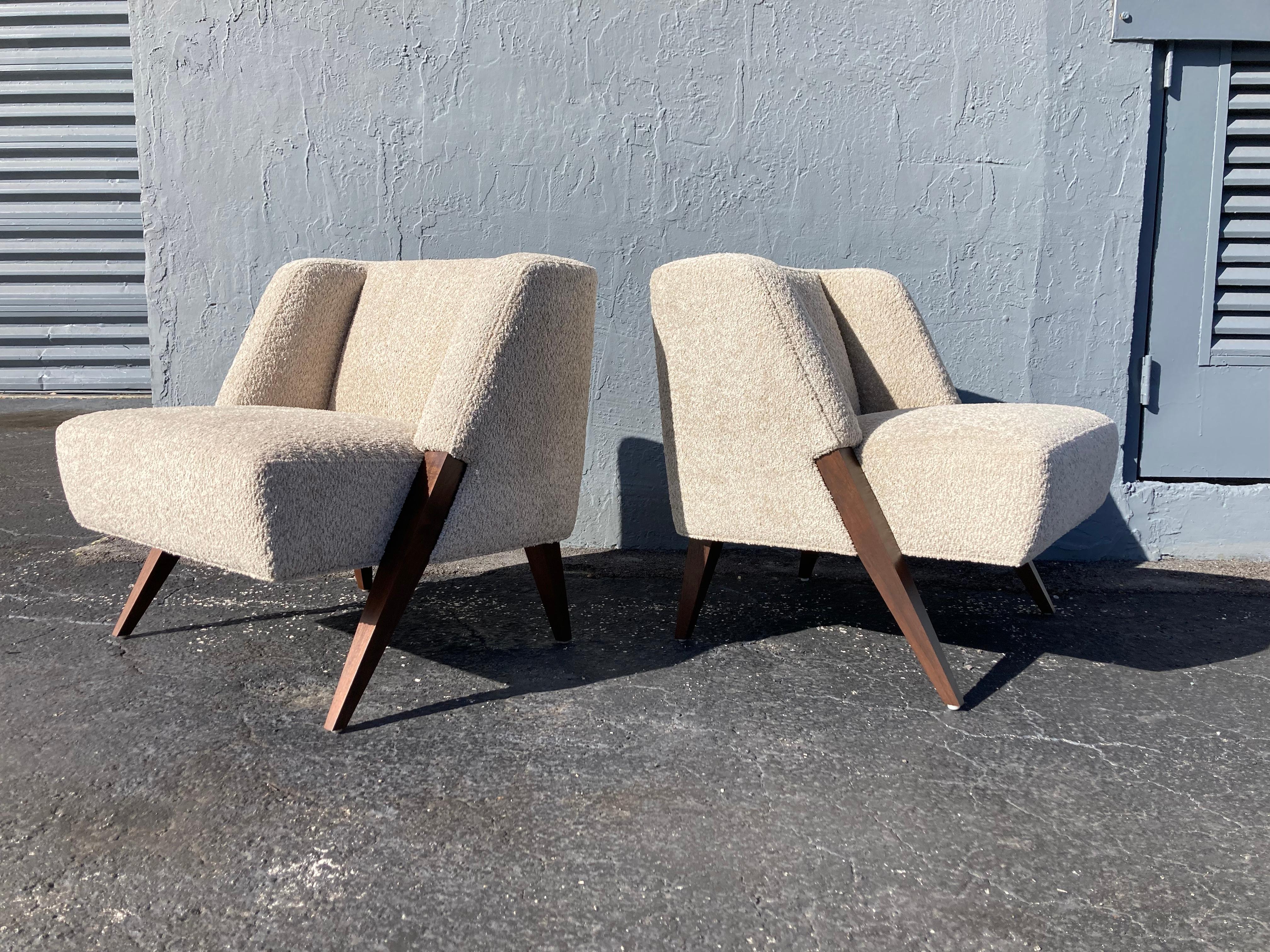 Pair of Lounge Chairs Attributed to Gio Ponti, Walnut and Bouclé Fabric 8