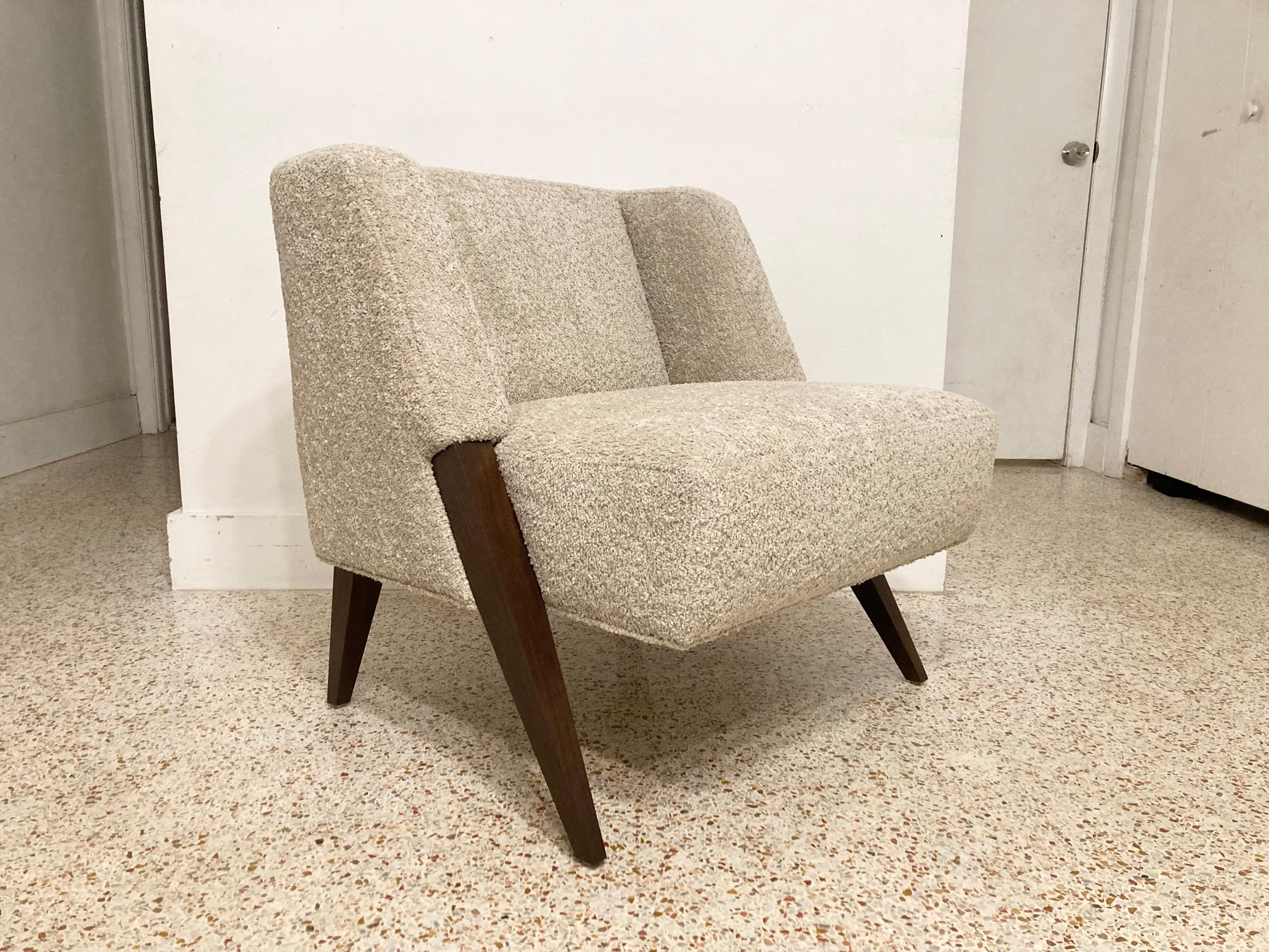 Pair of Lounge Chairs Attributed to Gio Ponti, Walnut and Bouclé Fabric 9