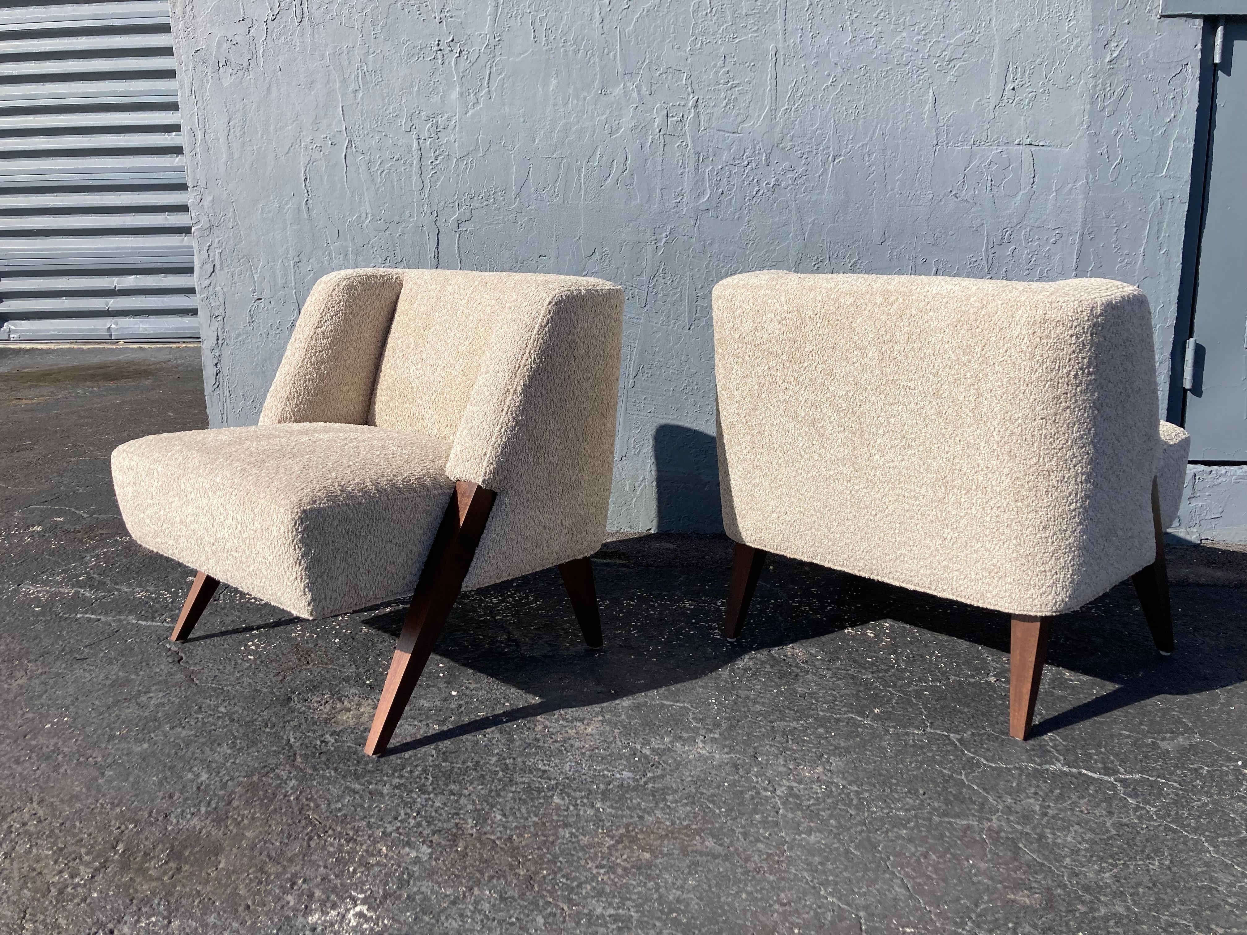 Pair of Lounge Chairs Attributed to Gio Ponti, Walnut and Bouclé Fabric 13