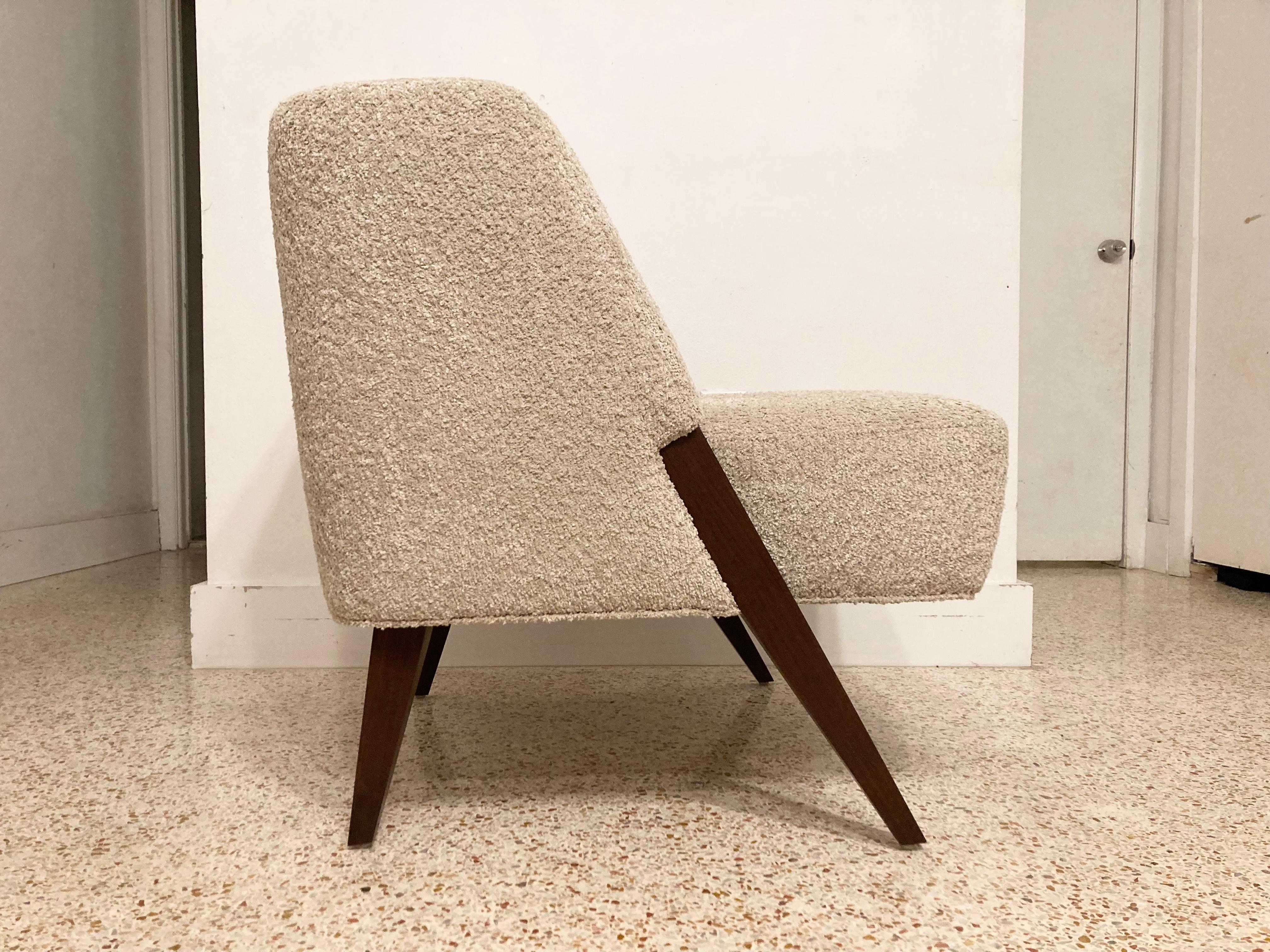 Mid-Century Modern Pair of Lounge Chairs Attributed to Gio Ponti, Walnut and Bouclé Fabric