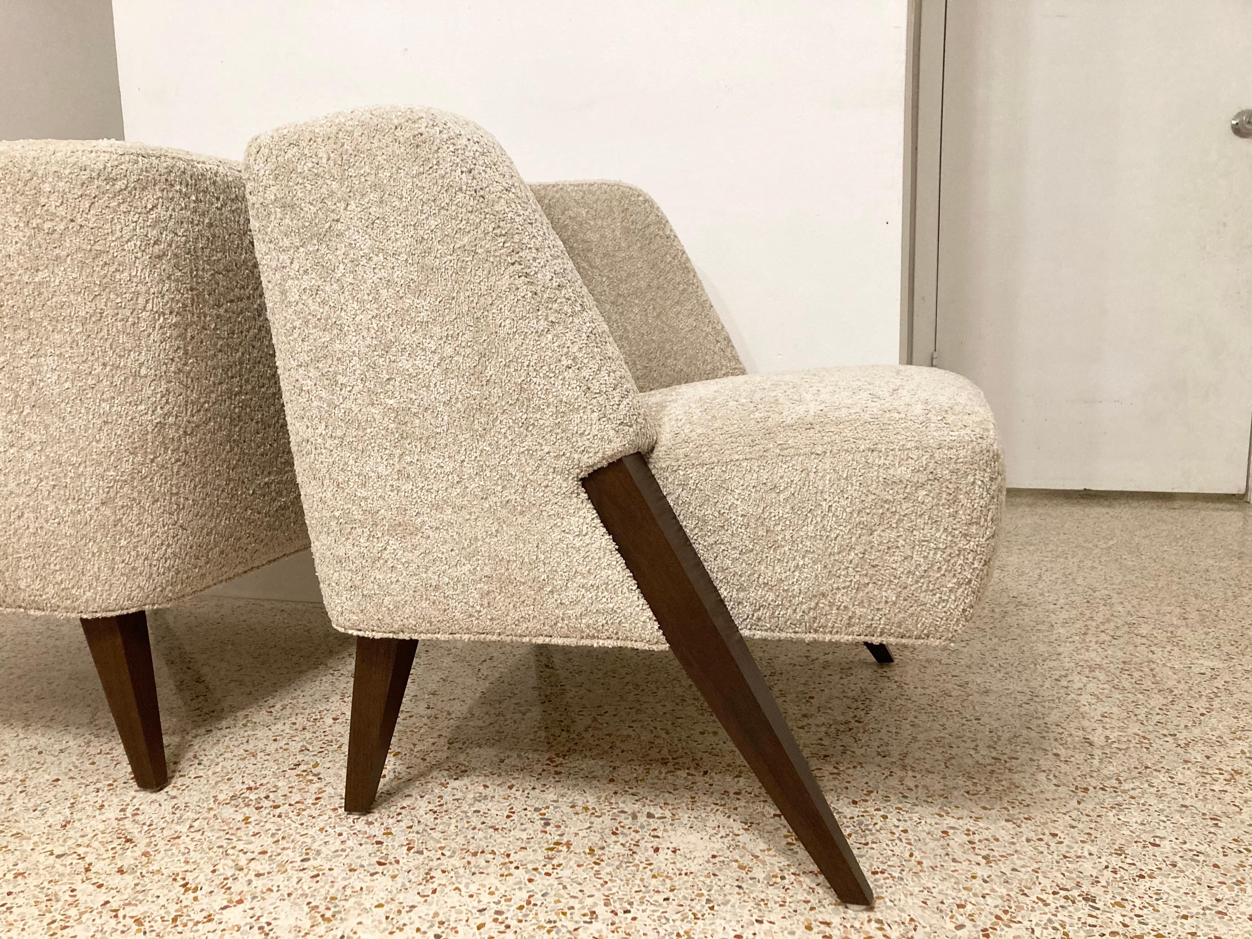 Pair of Lounge Chairs Attributed to Gio Ponti, Walnut and Bouclé Fabric In Excellent Condition In Miami, FL
