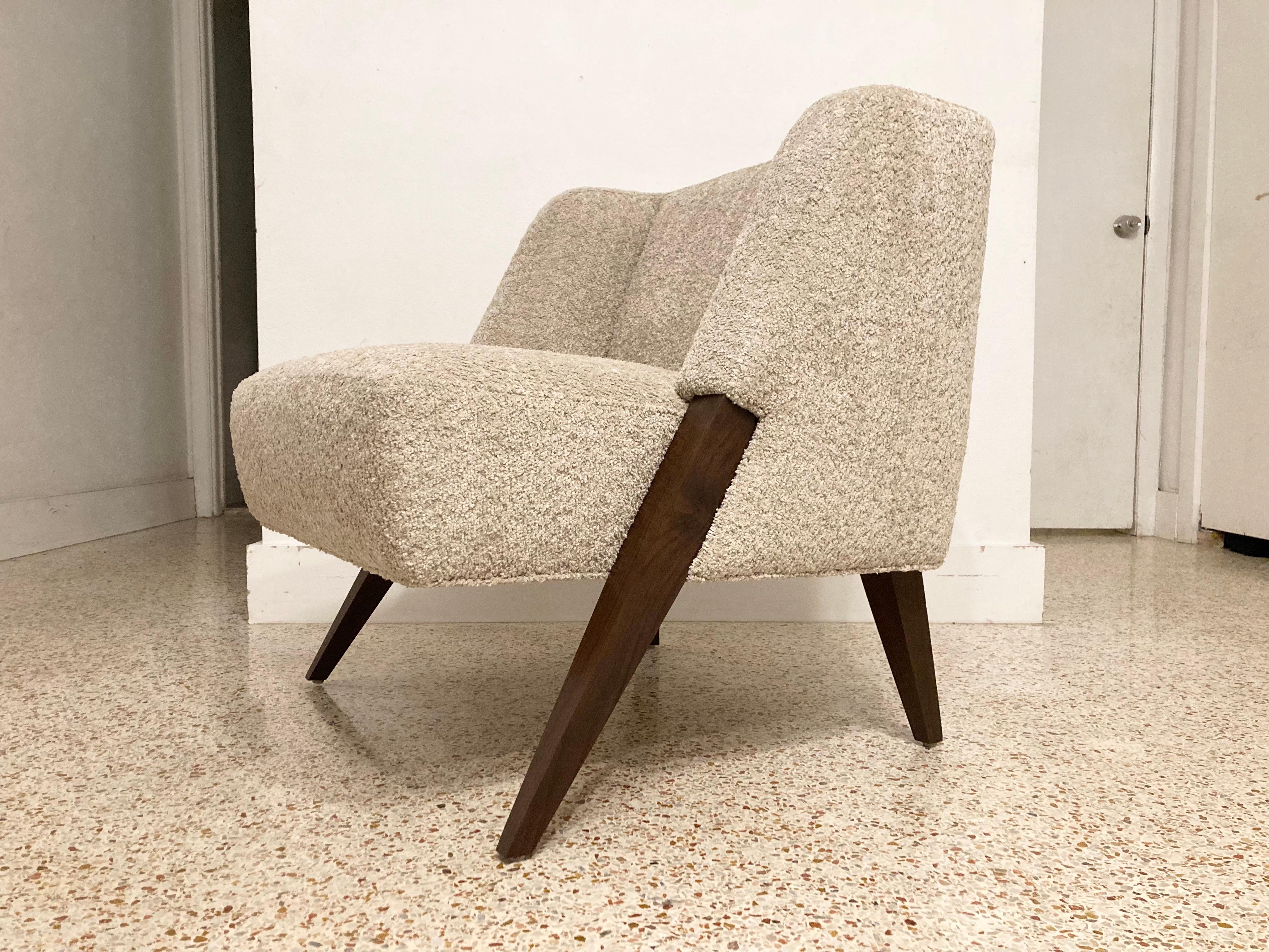 Contemporary Pair of Lounge Chairs Attributed to Gio Ponti, Walnut and Bouclé Fabric