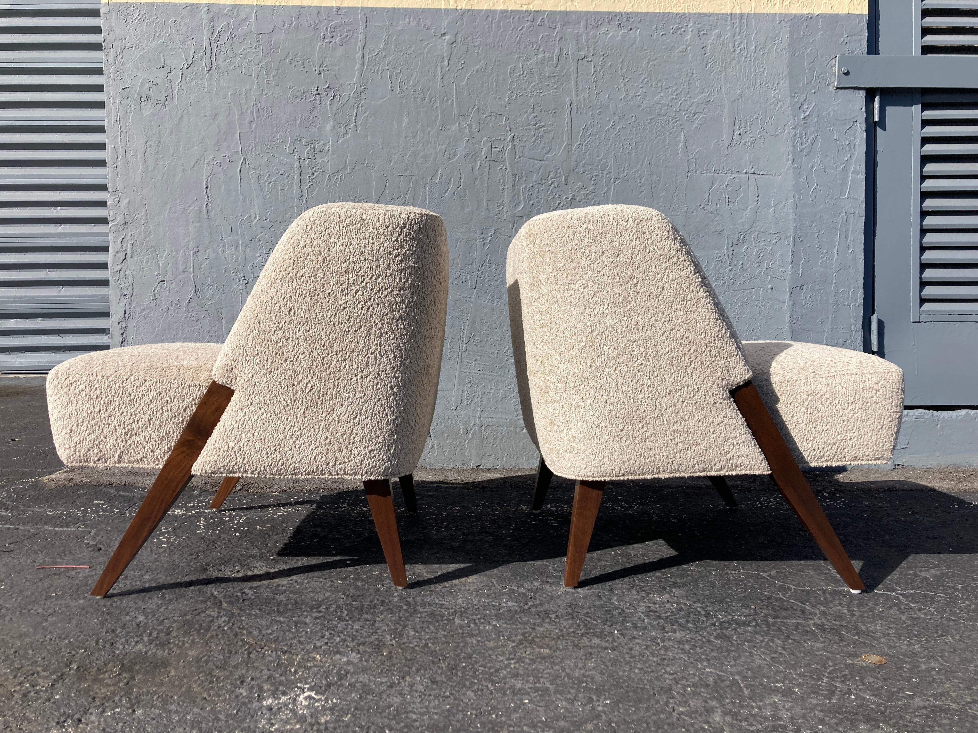 Pair of Lounge Chairs Attributed to Gio Ponti, Walnut and Bouclé Fabric 3