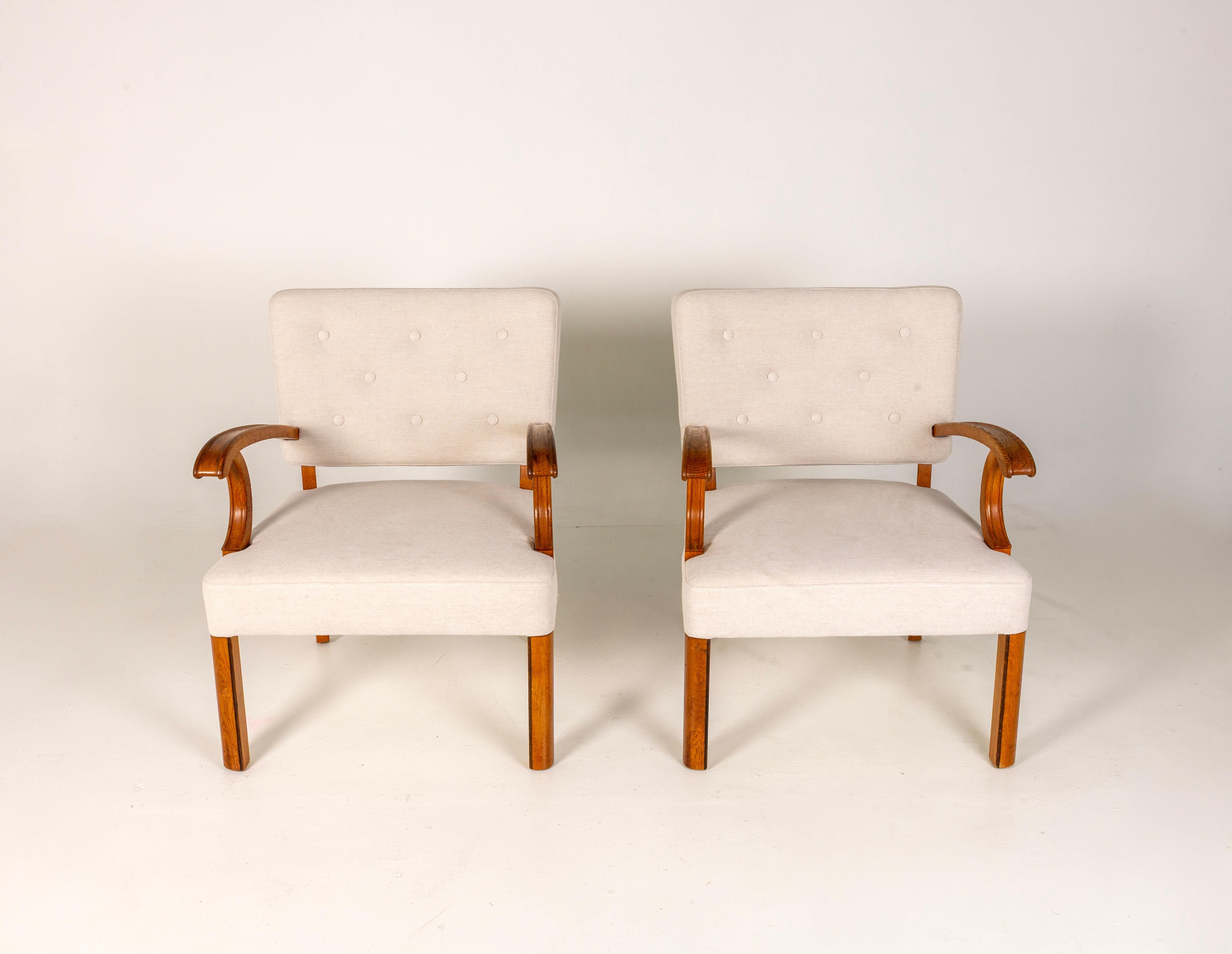 Paire de chaises longues dans le style Vilhelm Lauritzen, Danemark années 1940, chêne, nouveau tissu beige oatmeal. Les chaises ont été récemment récupérées par des experts. Prêt pour une nouvelle maison.