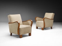 Zwei Lounge-Sessel aus Holz und sandfarbenem Stoff, 1940er Jahre