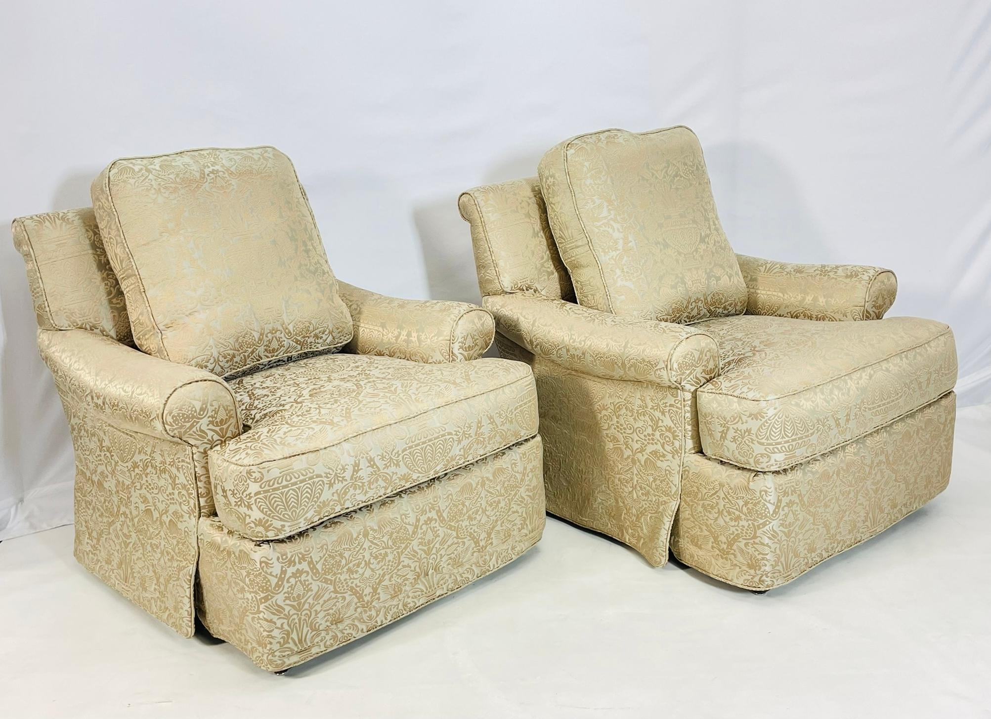 Vintage set of lounge chairs designed and manufactured in the United States by R. Jones & Associates.

The pieces are very wide and very comfortable, the cushions are soft, the fabric feels like silk.

The pieces are in good condition and can be