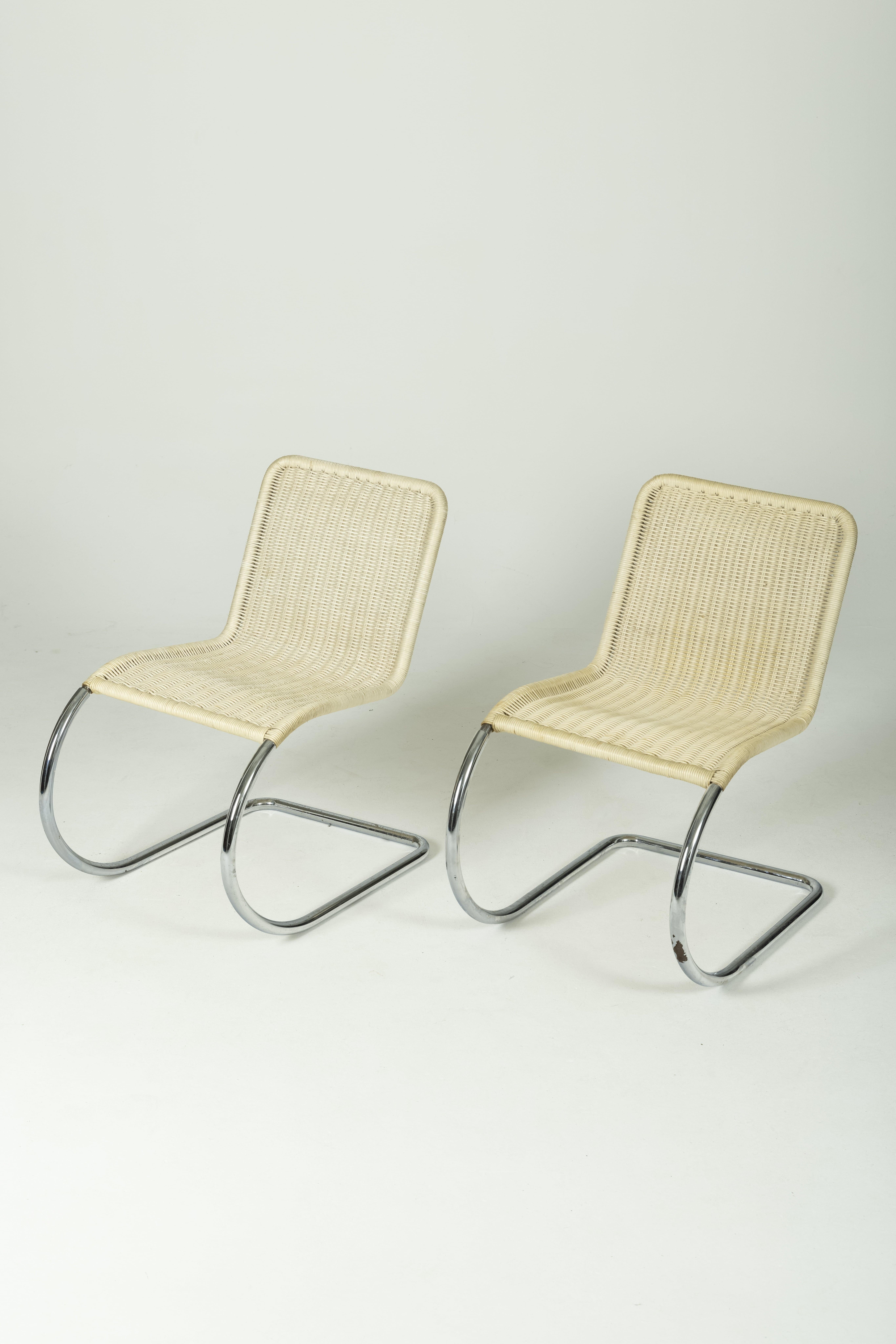 MR10 chair by designer Ludwig Mies Van der Rohe, from the 1930s. Cantilevered flexible frame, chrome steel tube, and beige cane seat. Slight signs of wear. Two chairs available.
LP875-876