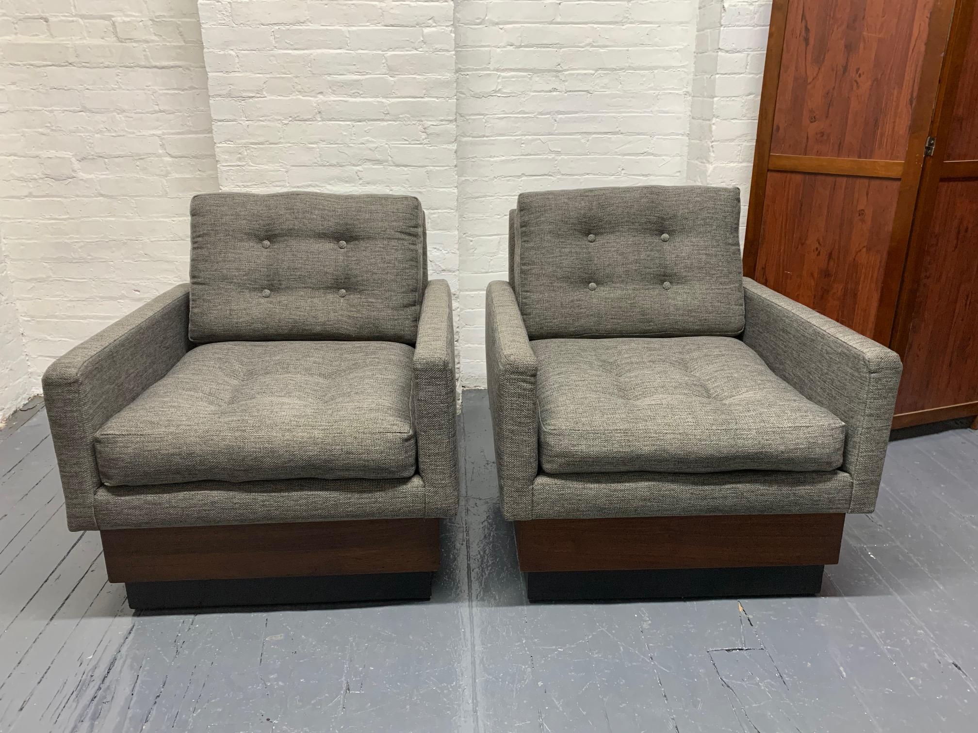 Pair of Lounge Chairs on Plinth Base In Good Condition For Sale In New York, NY