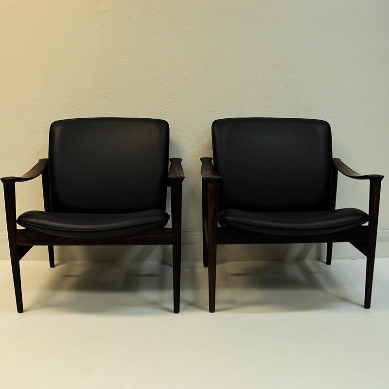 A pair of Norwegian icons!
Model 711 lounge chair designed by Fredrik Kayser for Vatne Lenestolfabrikk Norway, 1960s. This remarkable Norwegian modern design are detailed with brass buttons and a solid rosewood frame with really nice patterns.