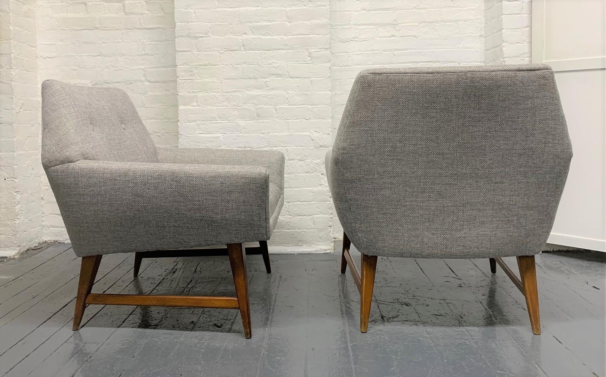 Mid-Century Modern Pair of Lounge Chairs Style of Raphael For Sale