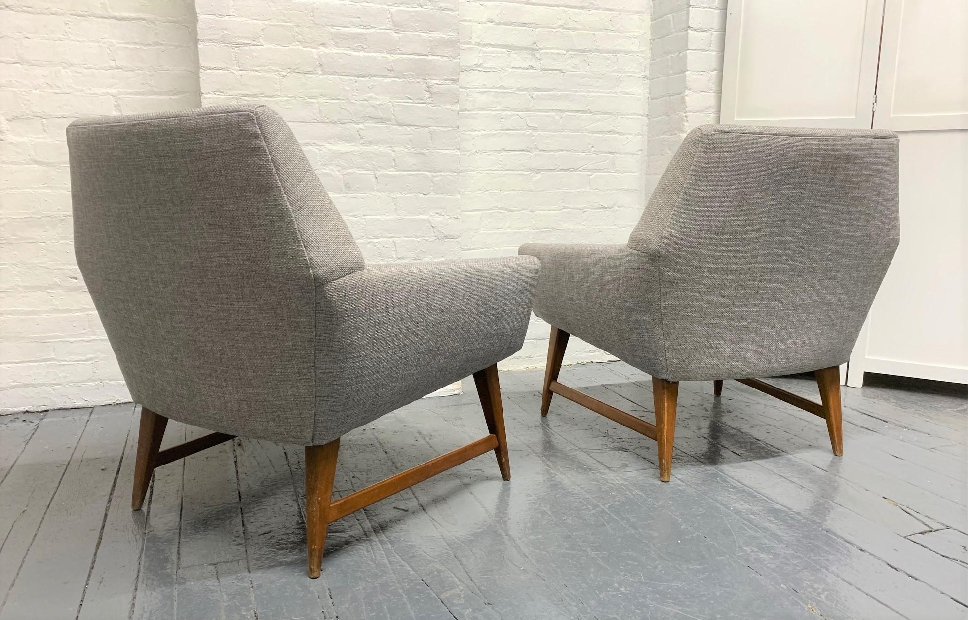 Pair of Lounge Chairs Style of Raphael In Good Condition For Sale In New York, NY