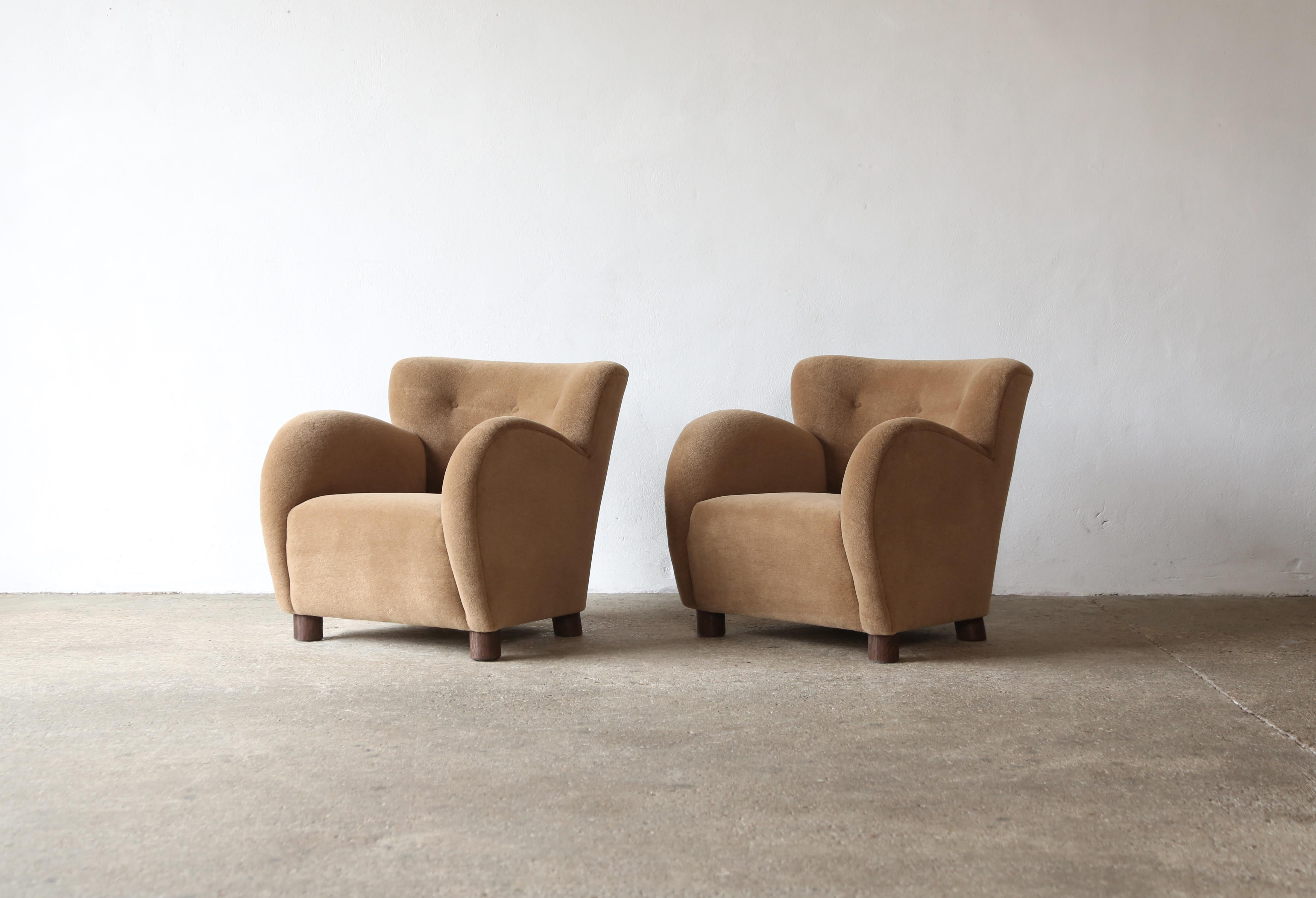 Superbe paire de fauteuils modernes à accoudoirs ronds de style danois. Structure en hêtre fabriquée à la main, assise à ressorts et nouvellement tapissée d'un tissu en pure laine d'alpaga de première qualité, brun doré, doux, avec des pieds en