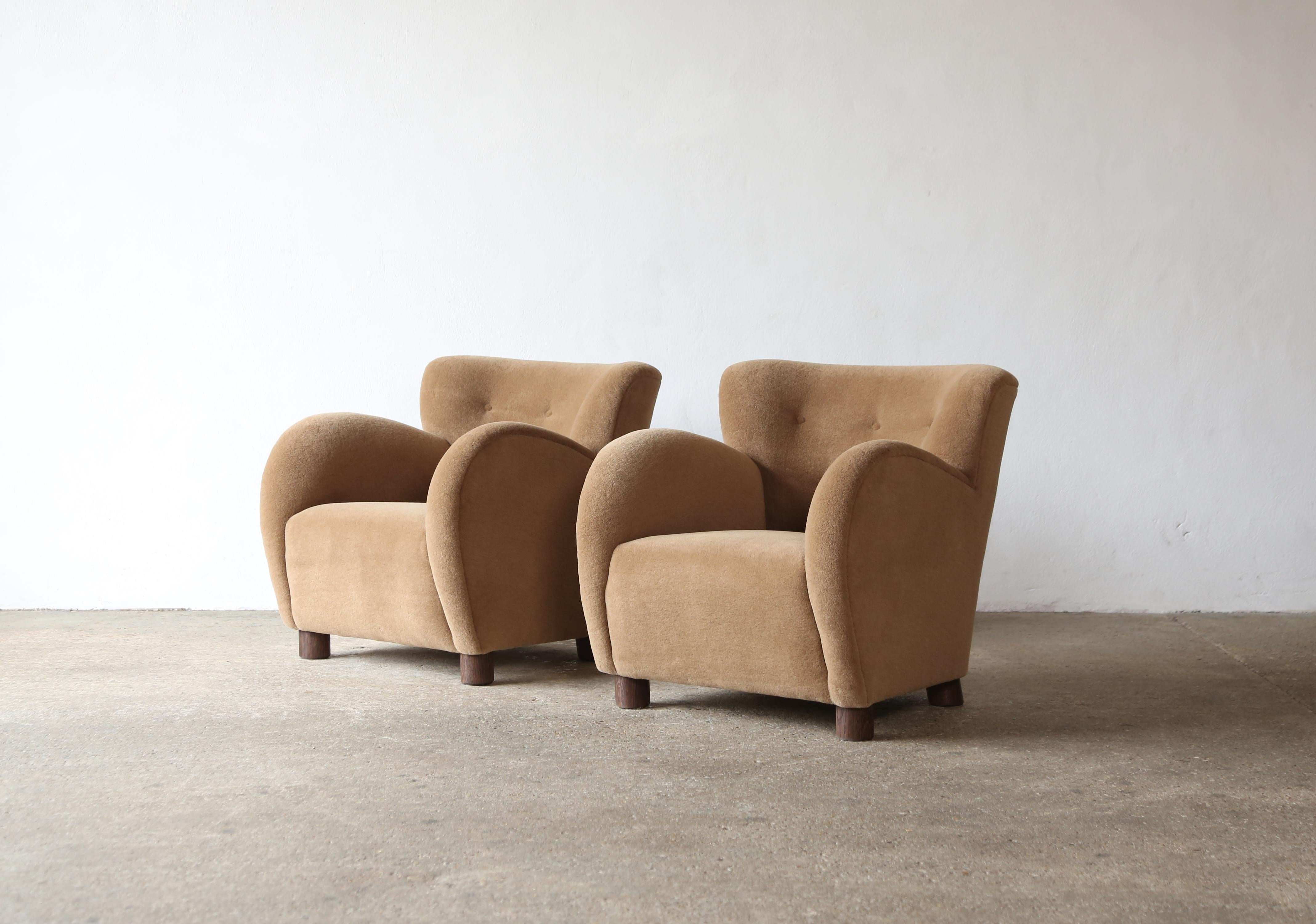 Pair of Lounge Chairs, Upholstered in Pure Alpaca Británico en venta