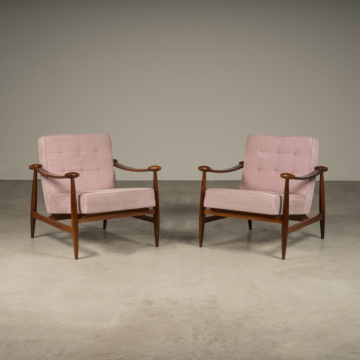 This elegant pair of mid-century lounge chairs, masterfully crafted by Liceu de Artes e Ofícios, is a beautiful example of Brazilian modernist design. Renowned for its dedication to quality and innovation, Liceu de Artes e Ofícios has been a