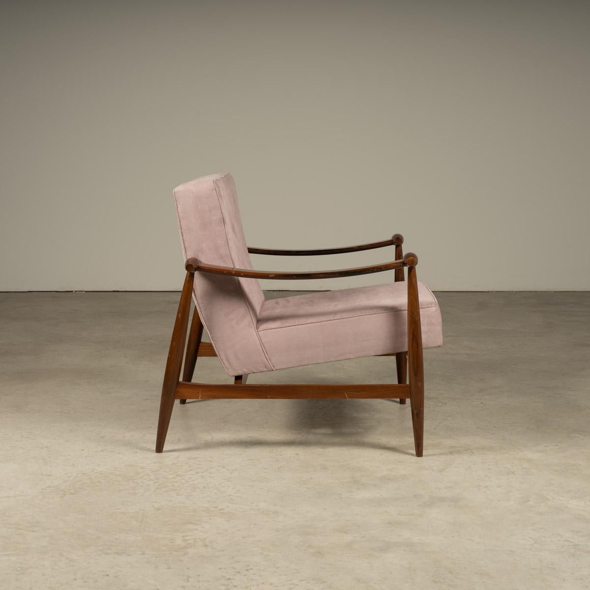 Mid-Century Modern Pair of Lounge Chairs with Curved Armrest, Liceu de Artes, Brazilian Mid-Century For Sale